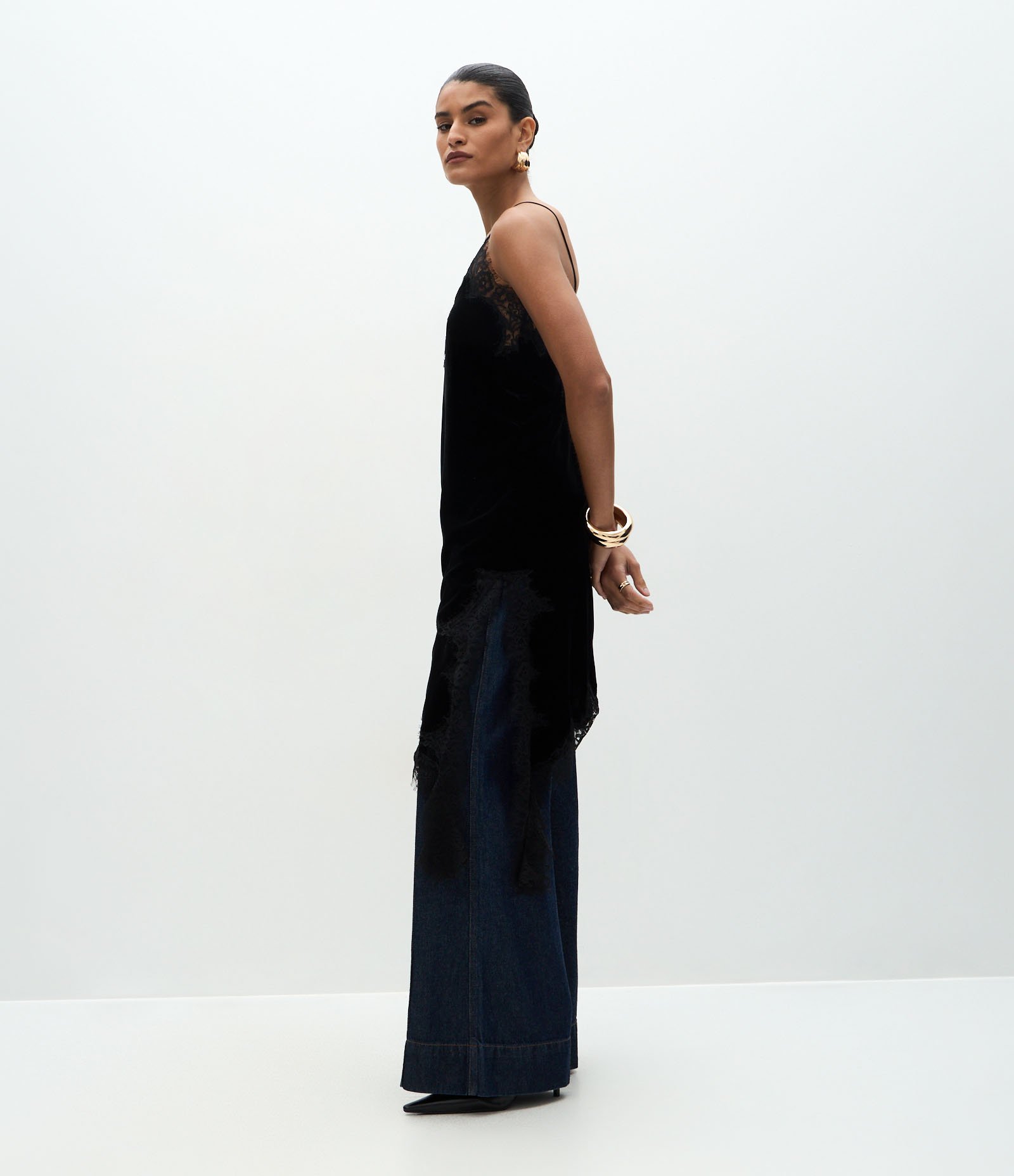 Vestido Curto em Veludo com Renda e Ponta Preto 2