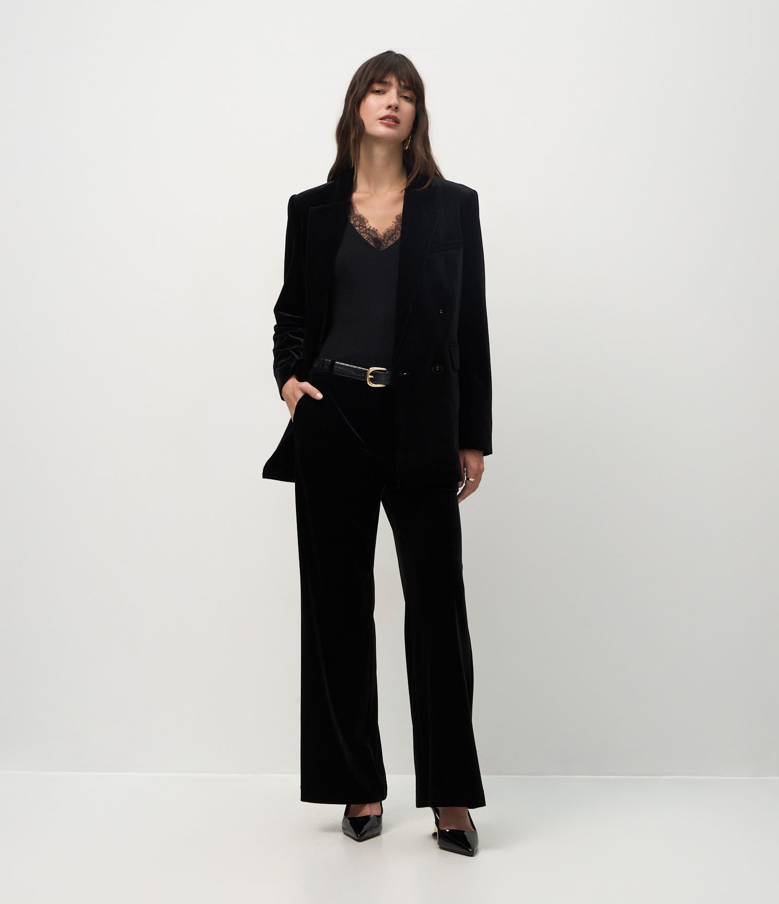 Blusa Regular em Tricô com Renda Aplicada no Decote Preto 2