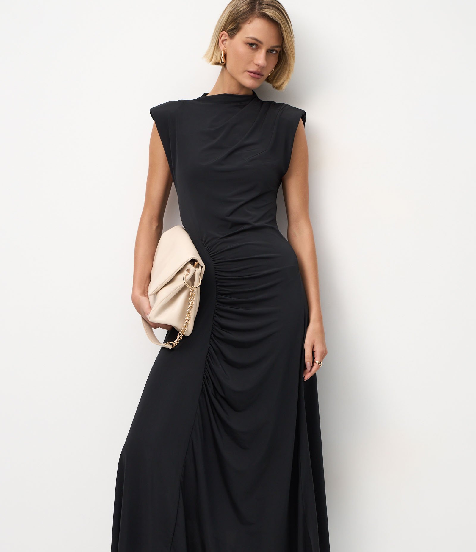 Vestido Midi com Detalhe Franzido Frontal Preto 1
