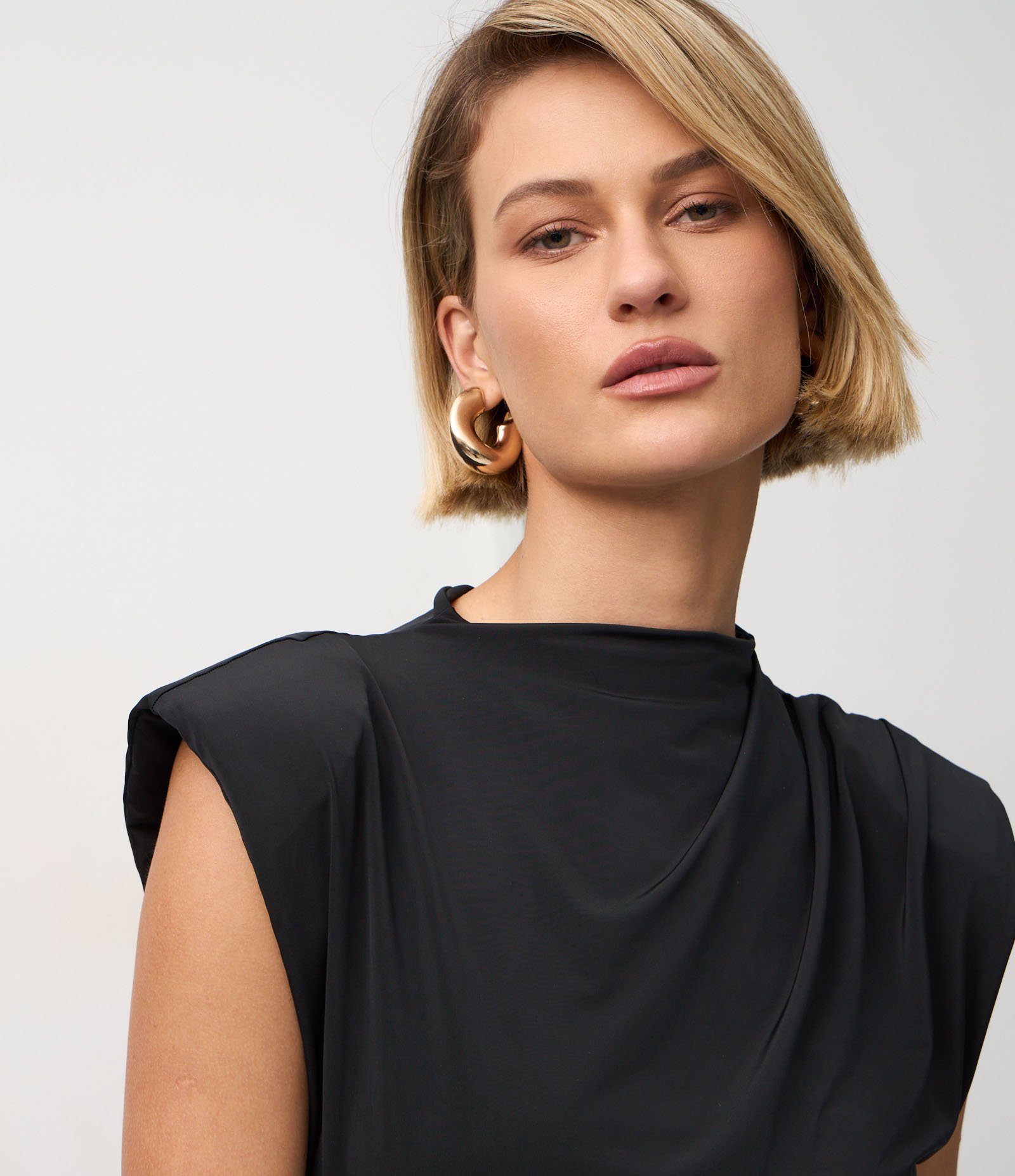 Vestido Midi com Detalhe Franzido Frontal Preto 3