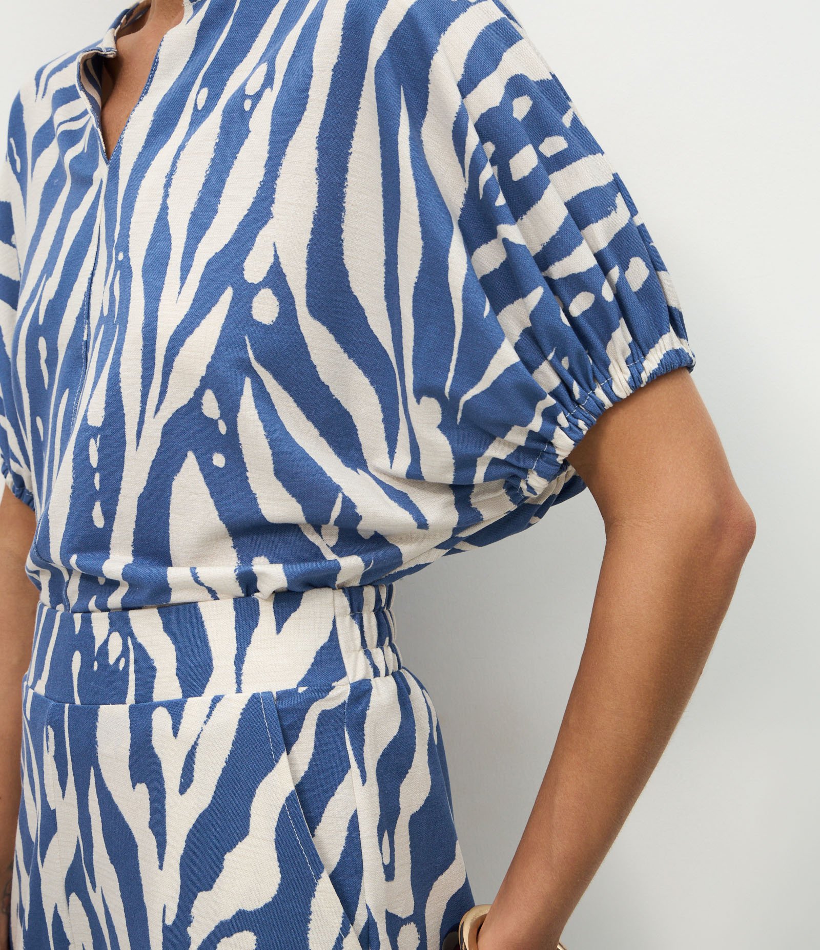 Blusa em Piquet com Elástico nas Mangas e Estampa Abstrata Azul 4