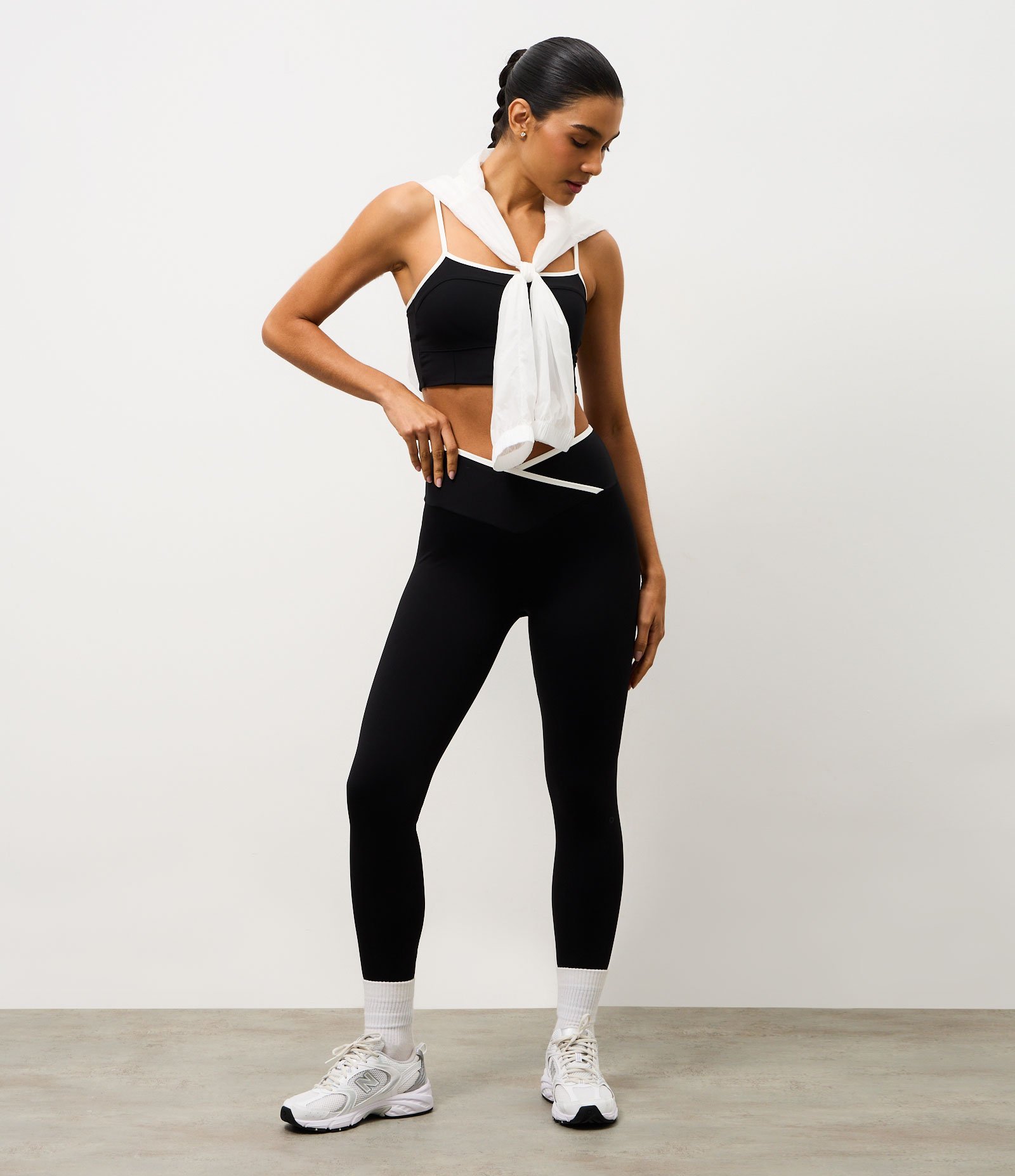 Calça Legging Esportiva com Cós Transpassado e Viés Contrastante Preto 2