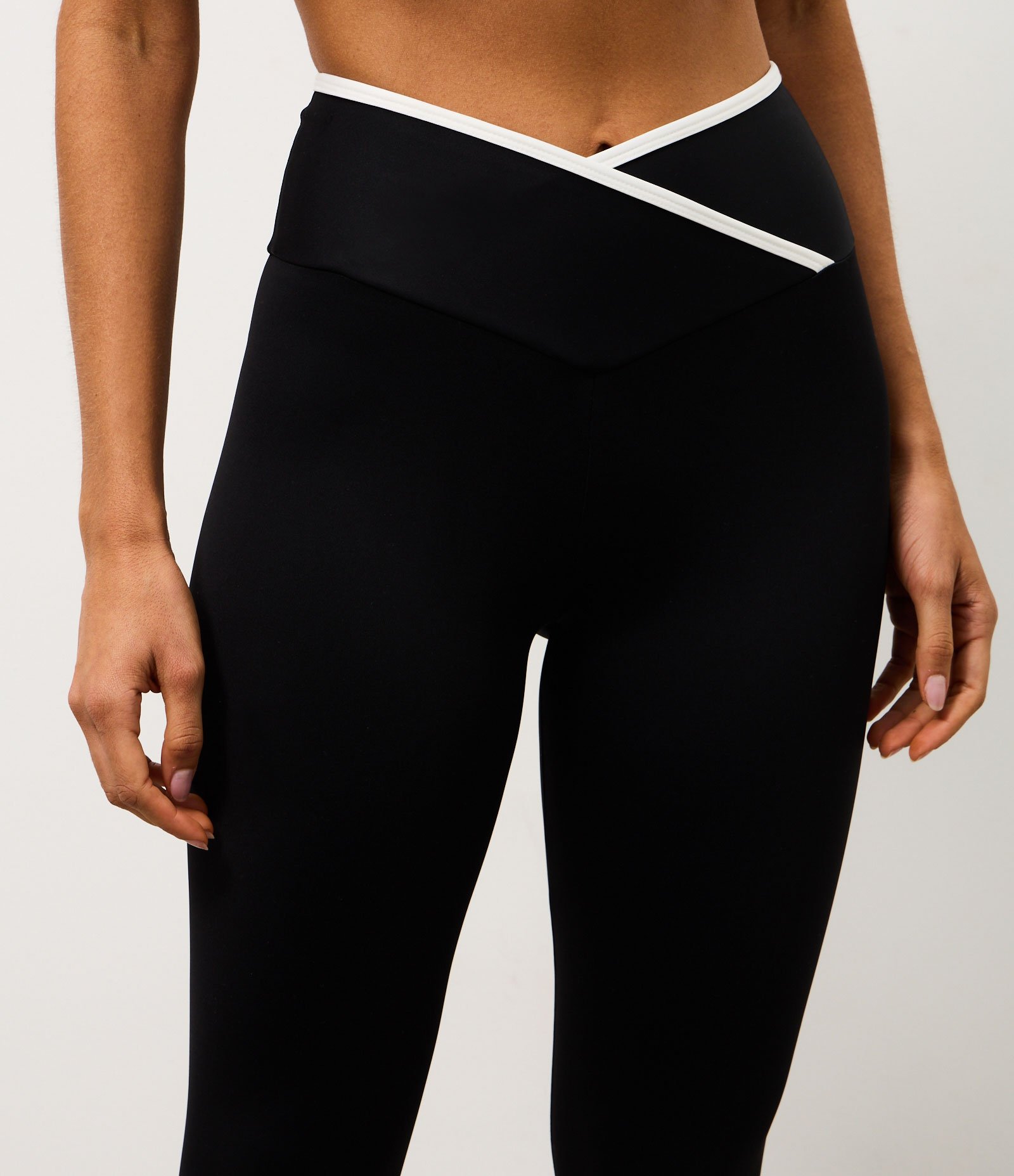 Calça Legging Esportiva com Cós Transpassado e Viés Contrastante Preto 4