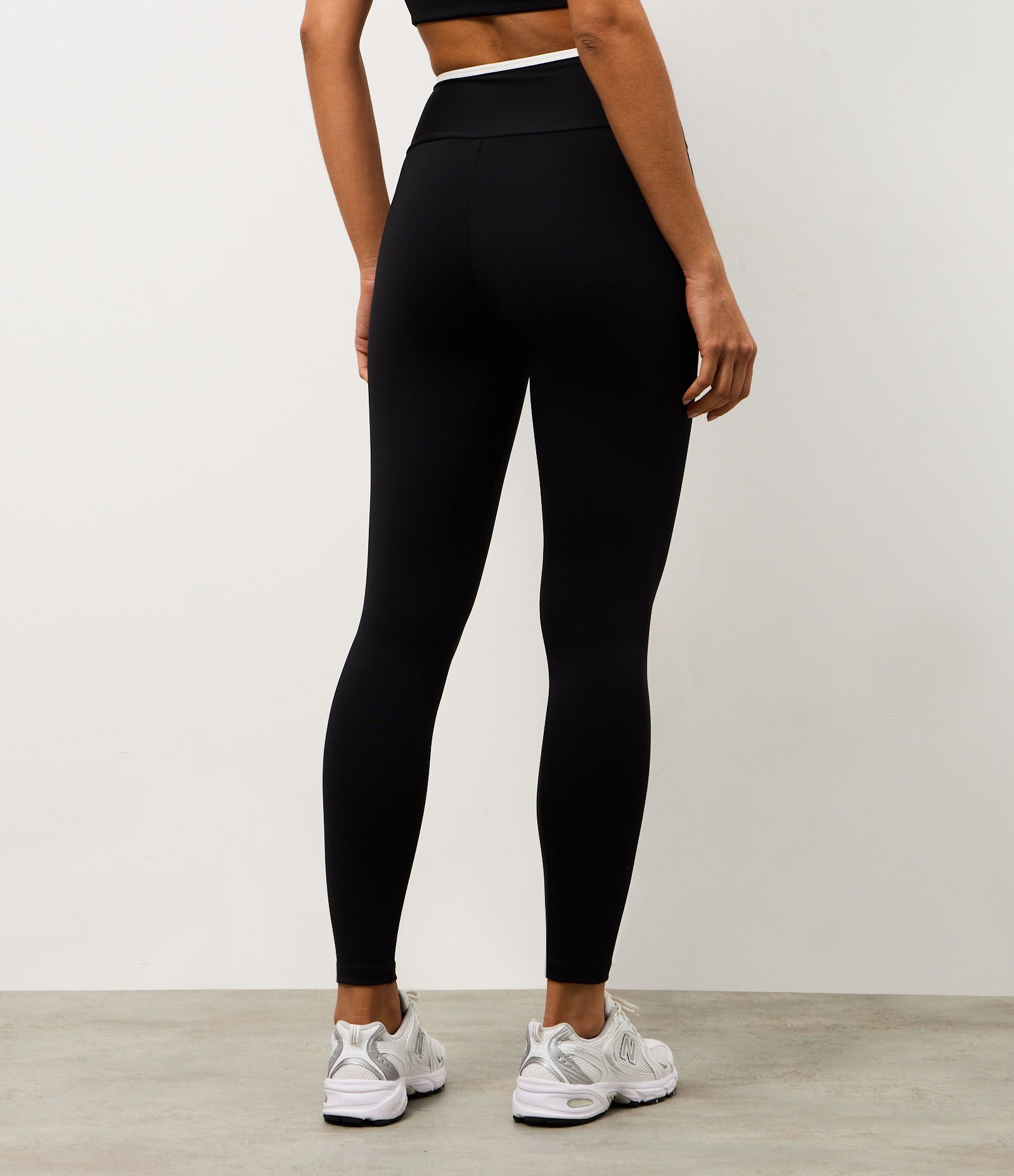 Calça Legging Esportiva com Cós Transpassado e Viés Contrastante Preto 5