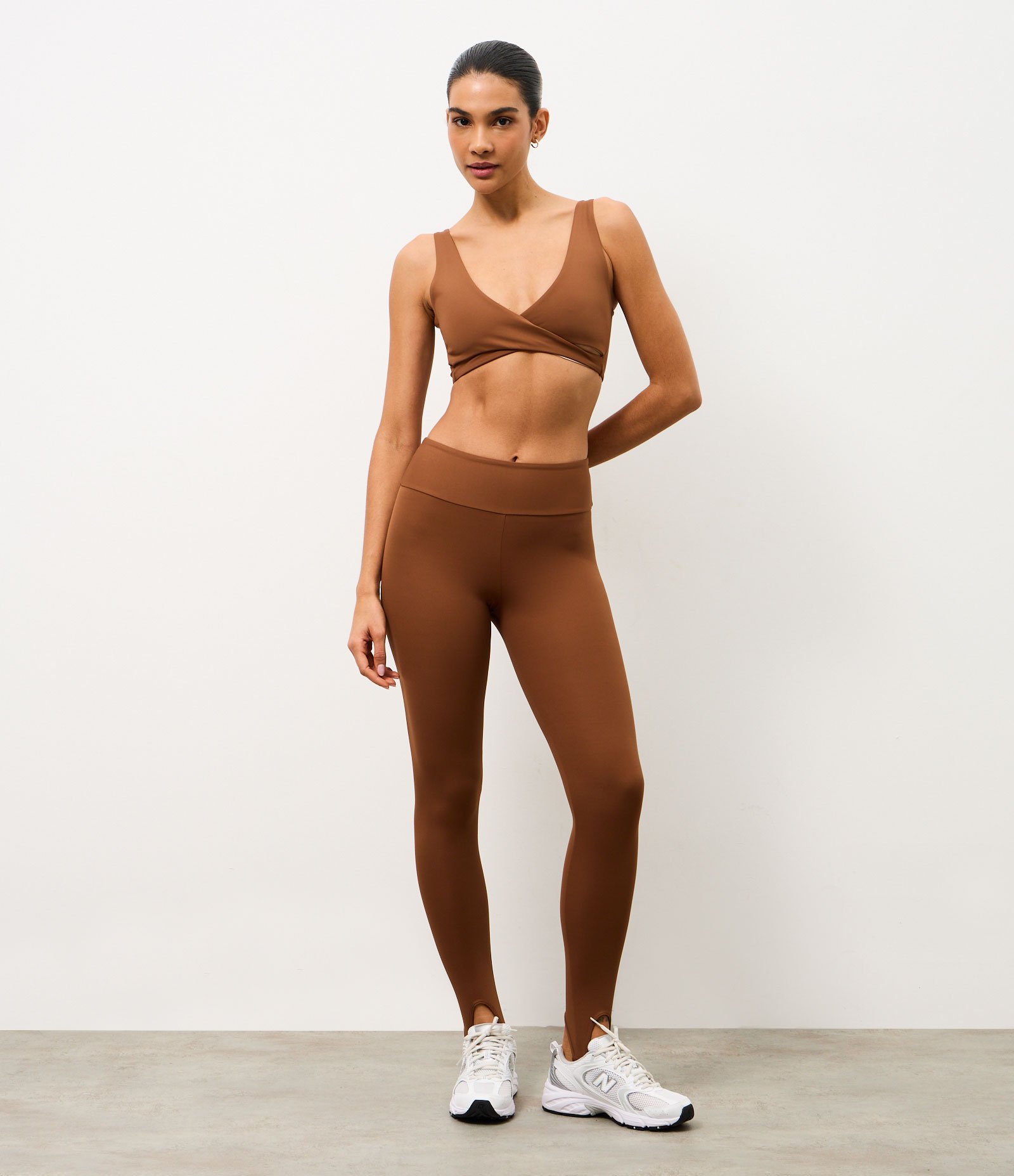Calça Legging Esportiva em Microfibra com Pezinho Marrom 2