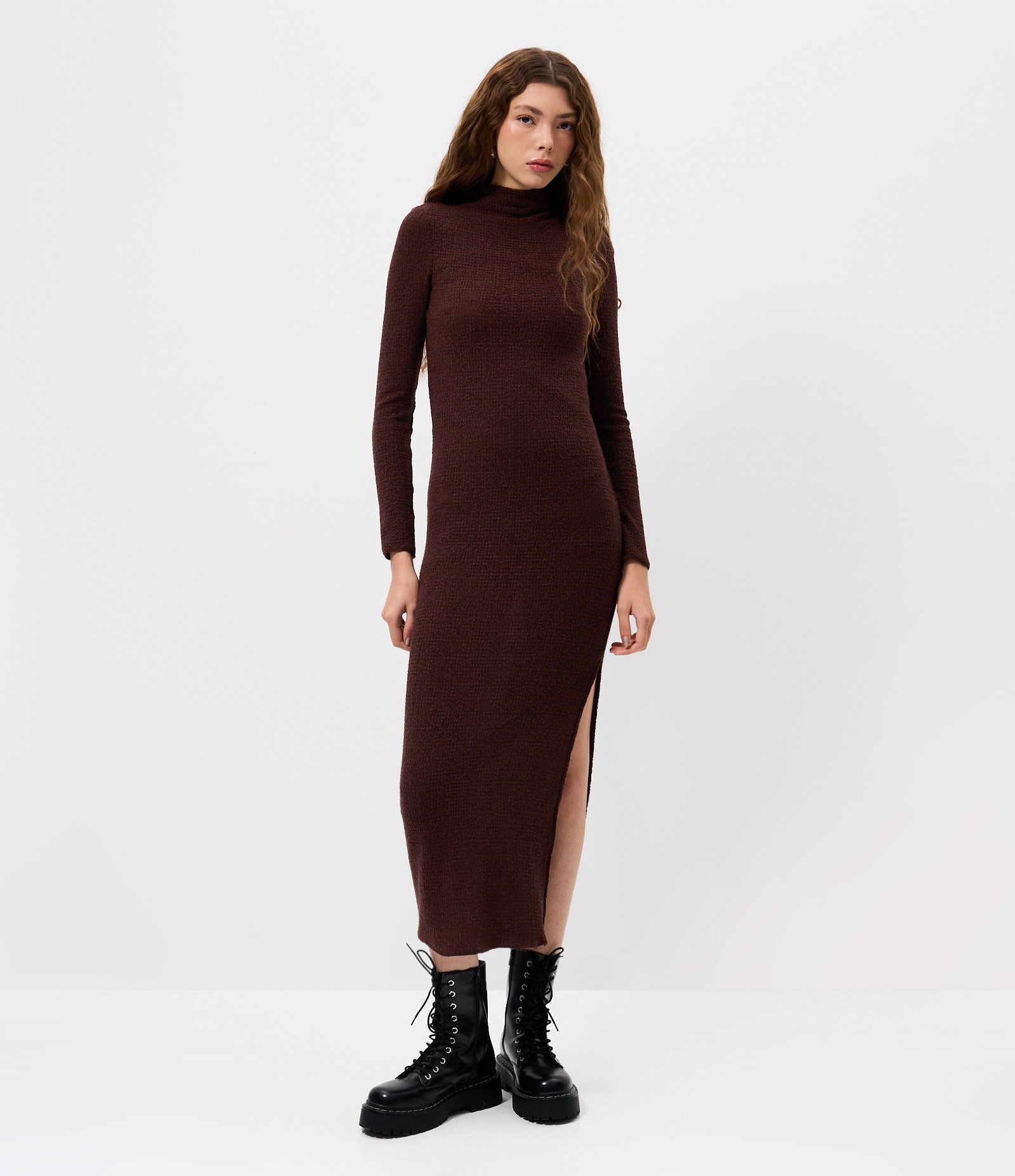 Vestido Manga Longa Texturizado com Gola Alta Marrom 1