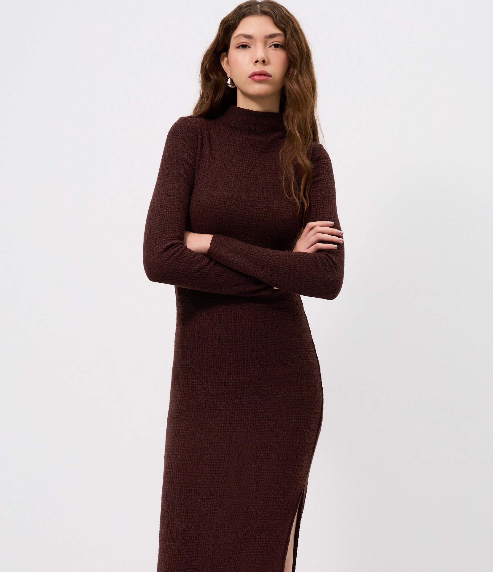 Vestido Manga Longa Texturizado com Gola Alta Marrom 2