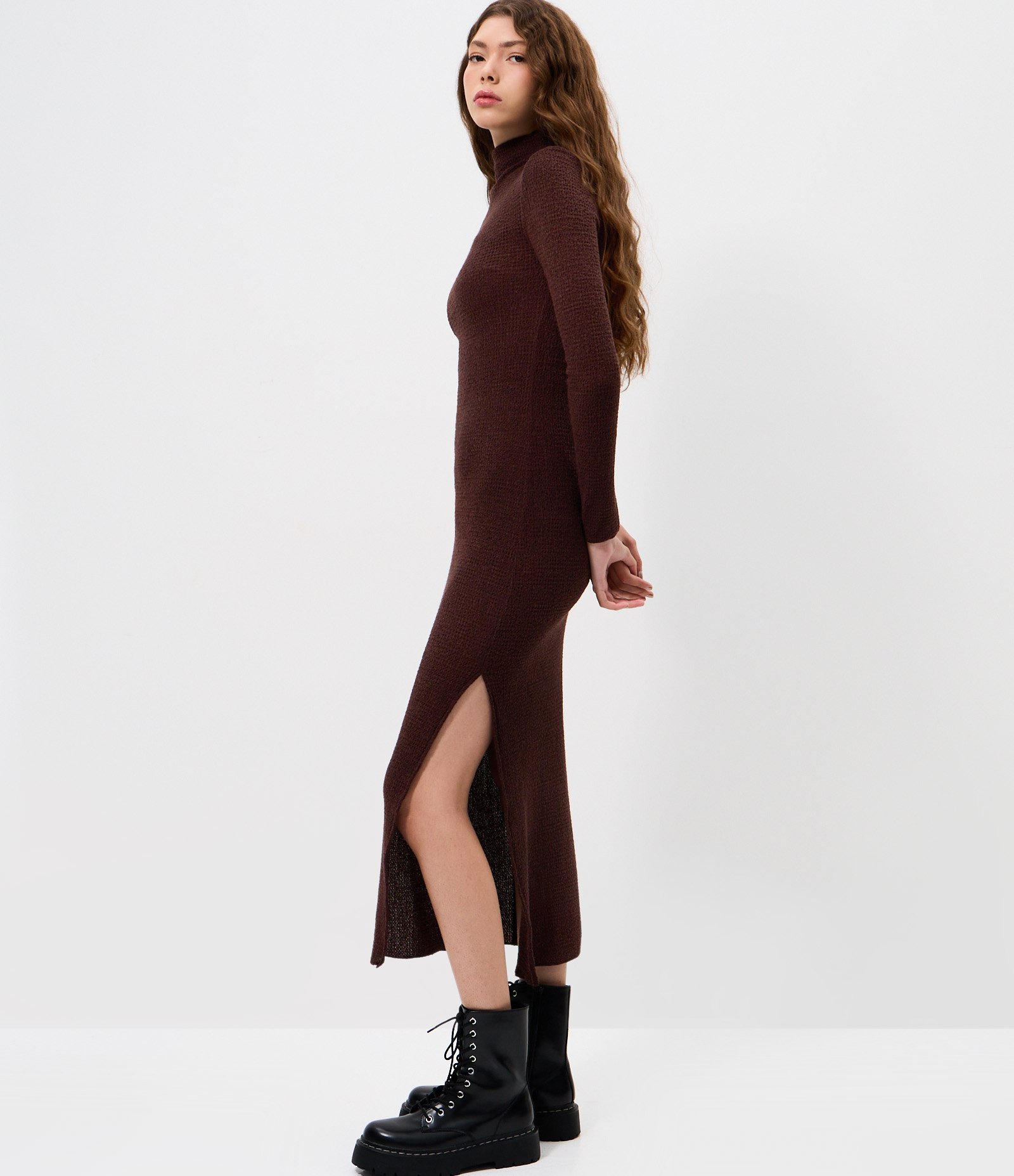 Vestido Manga Longa Texturizado com Gola Alta Marrom 4