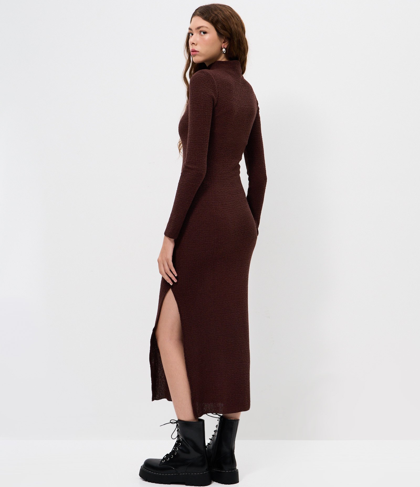 Vestido Manga Longa Texturizado com Gola Alta Marrom 5