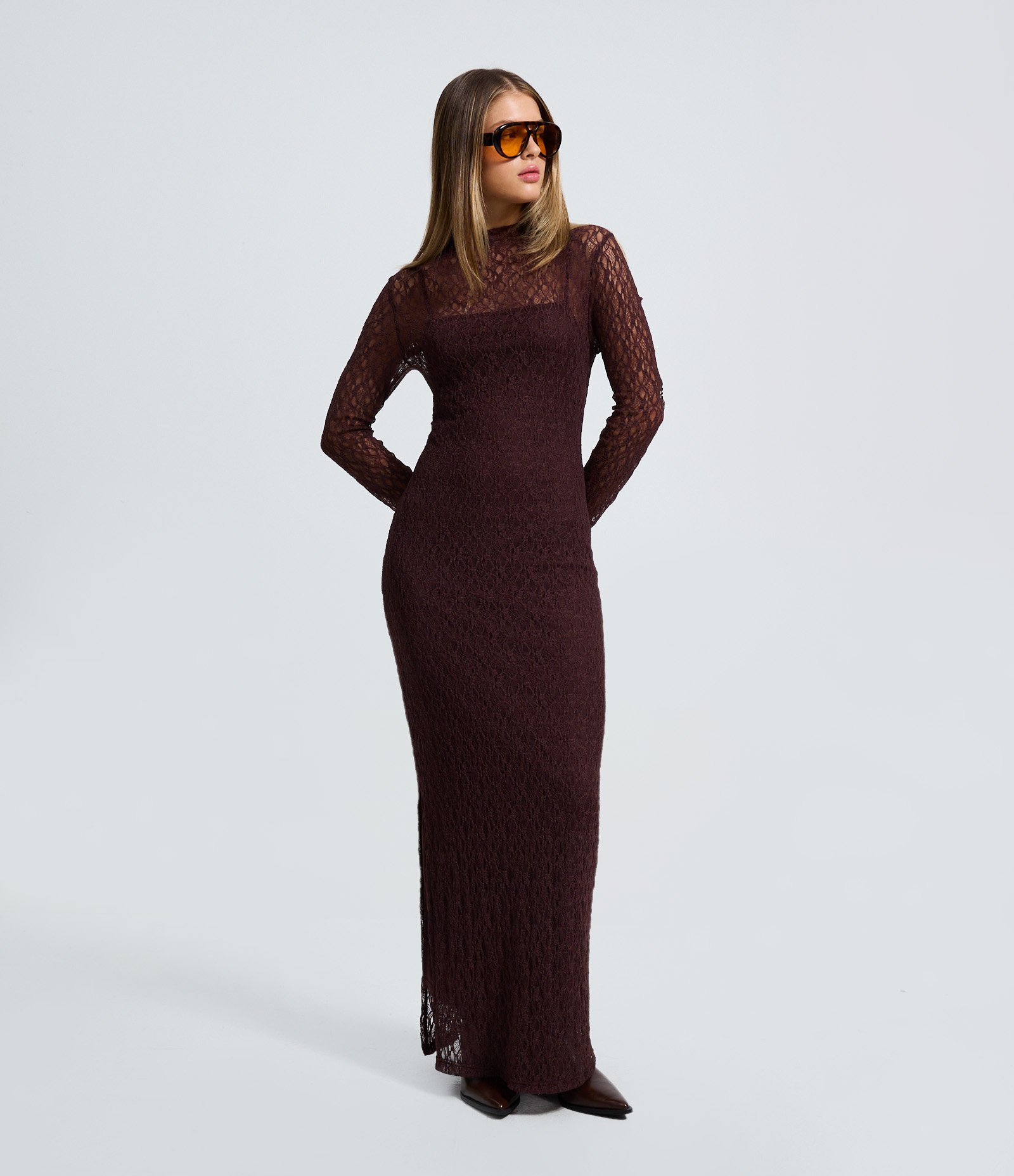 Vestido em Renda com Gola Alta e Fenda Marrom 2
