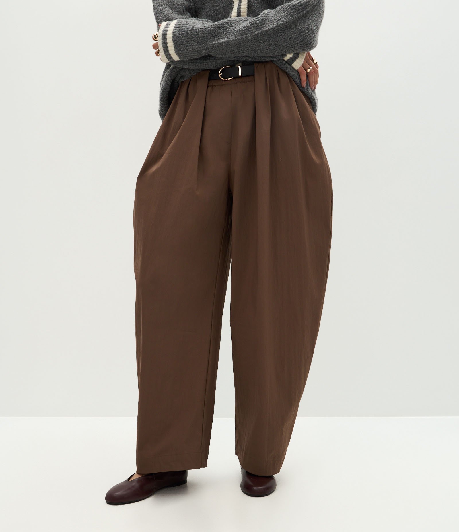 Calça Barrel em Algodão com Pregas Frontais e Cinto Marrom 3