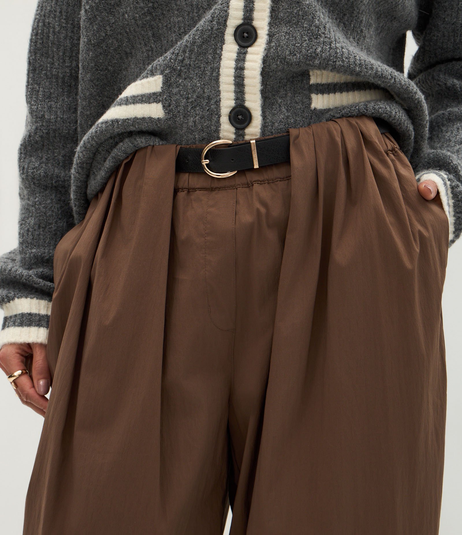 Calça Barrel em Algodão com Pregas Frontais e Cinto Marrom 4
