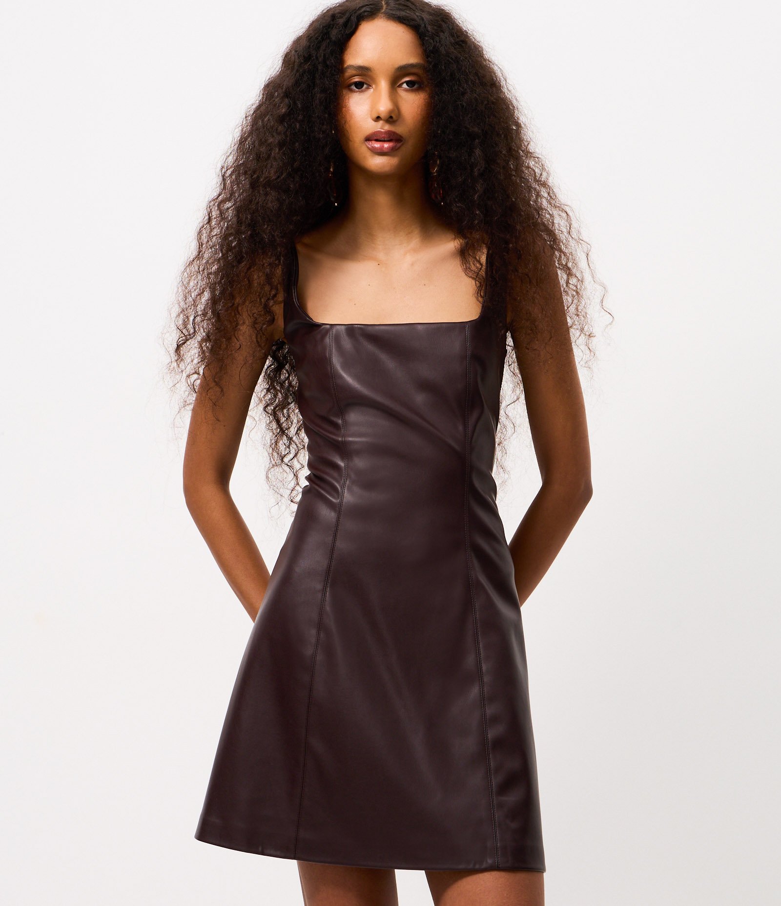 Vestido Skater em PU Curto com Decote Reto Marrom 2