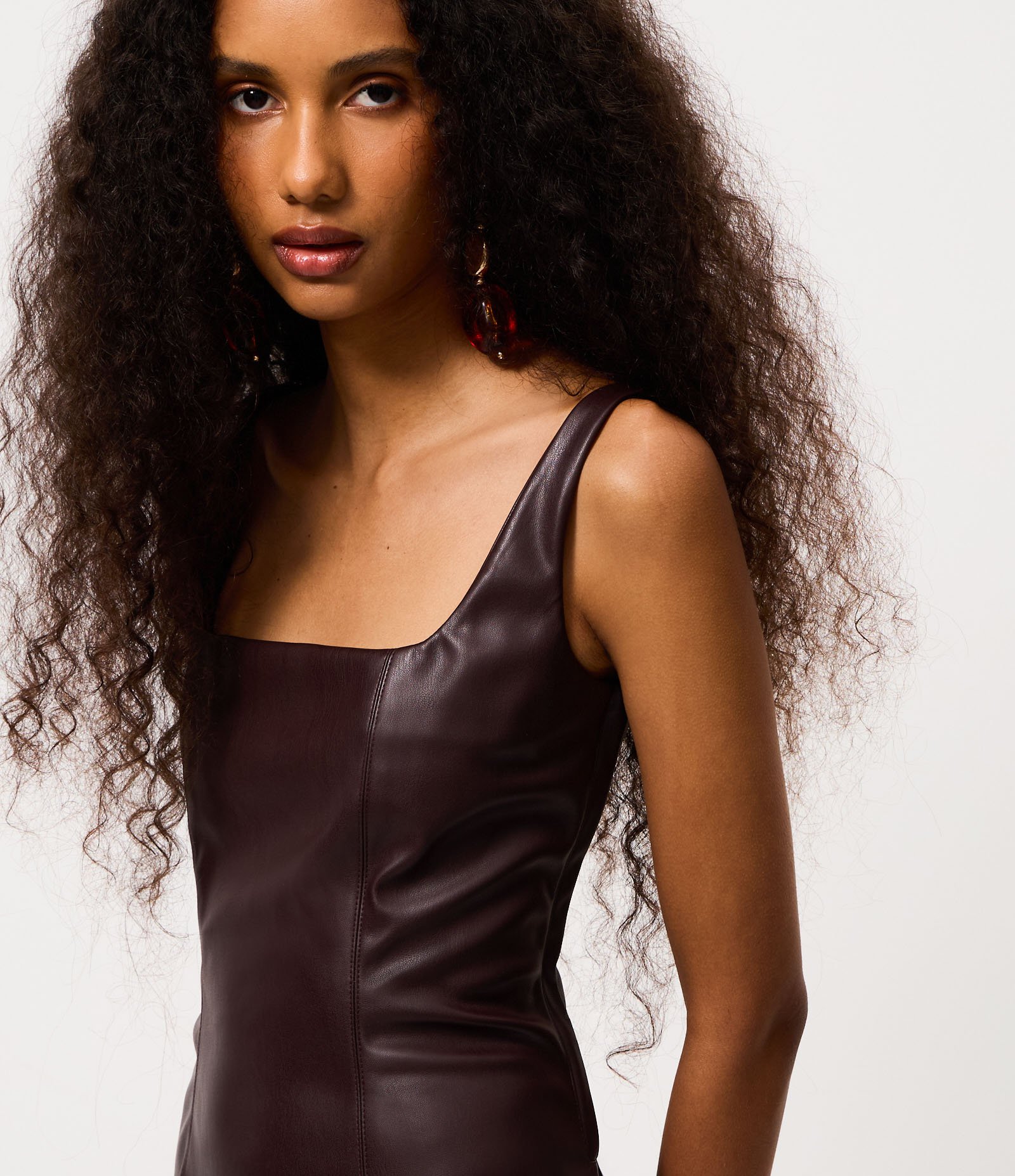 Vestido Skater em PU Curto com Decote Reto Marrom 3