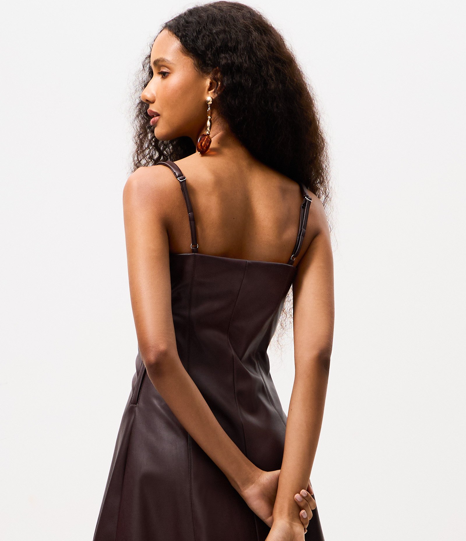 Vestido Skater em PU Curto com Decote Reto Marrom 4