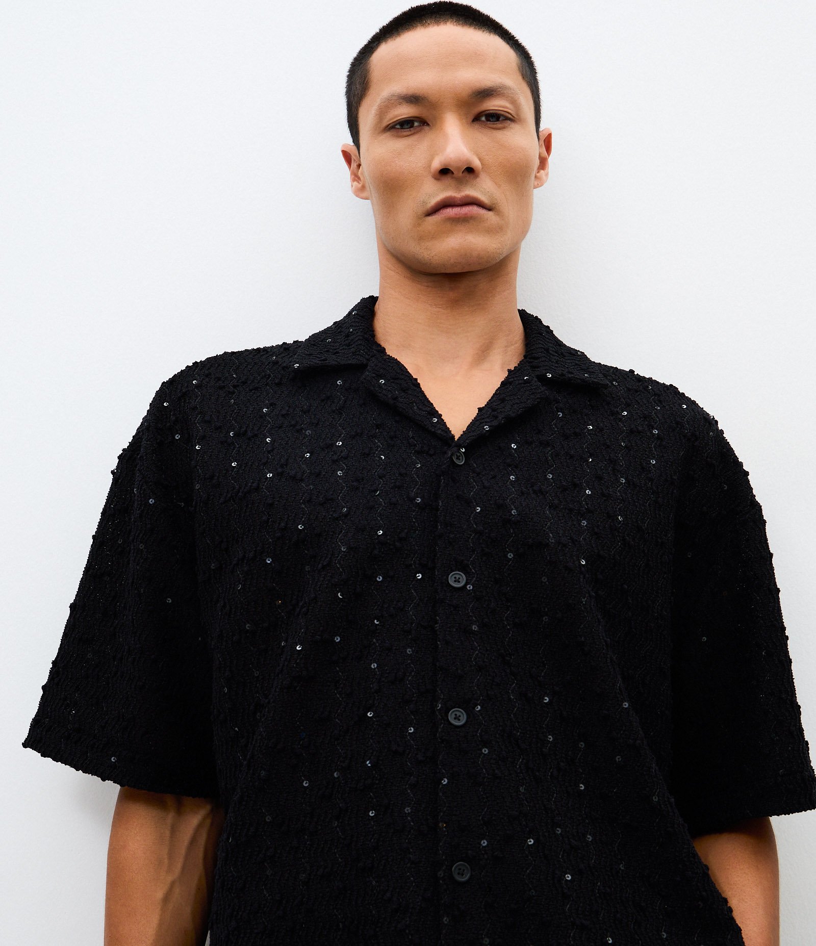 Camisa Boxy Texturizada em Paetê com Gola Gowling Preto 1