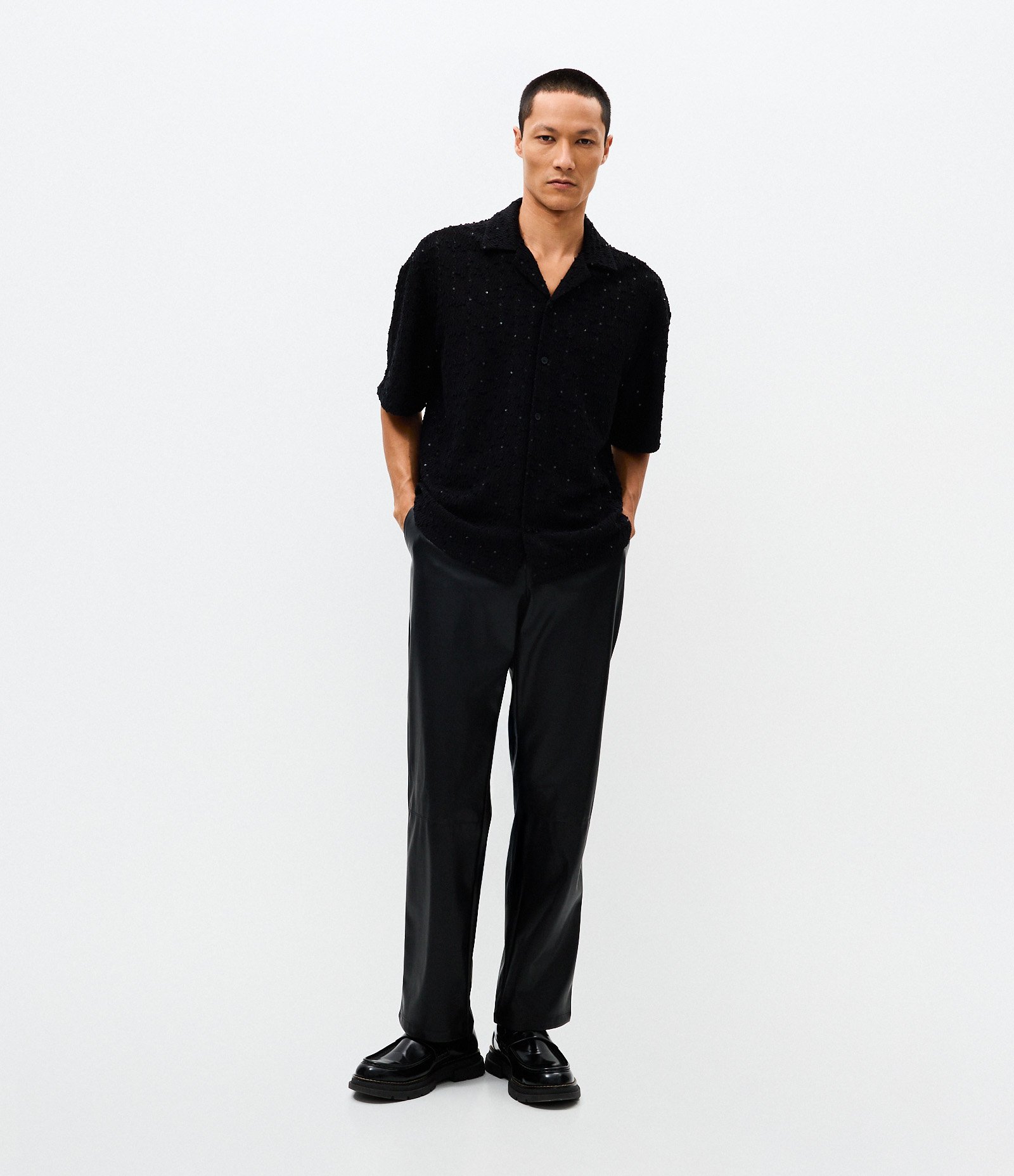 Camisa Boxy Texturizada em Paetê com Gola Gowling Preto 2