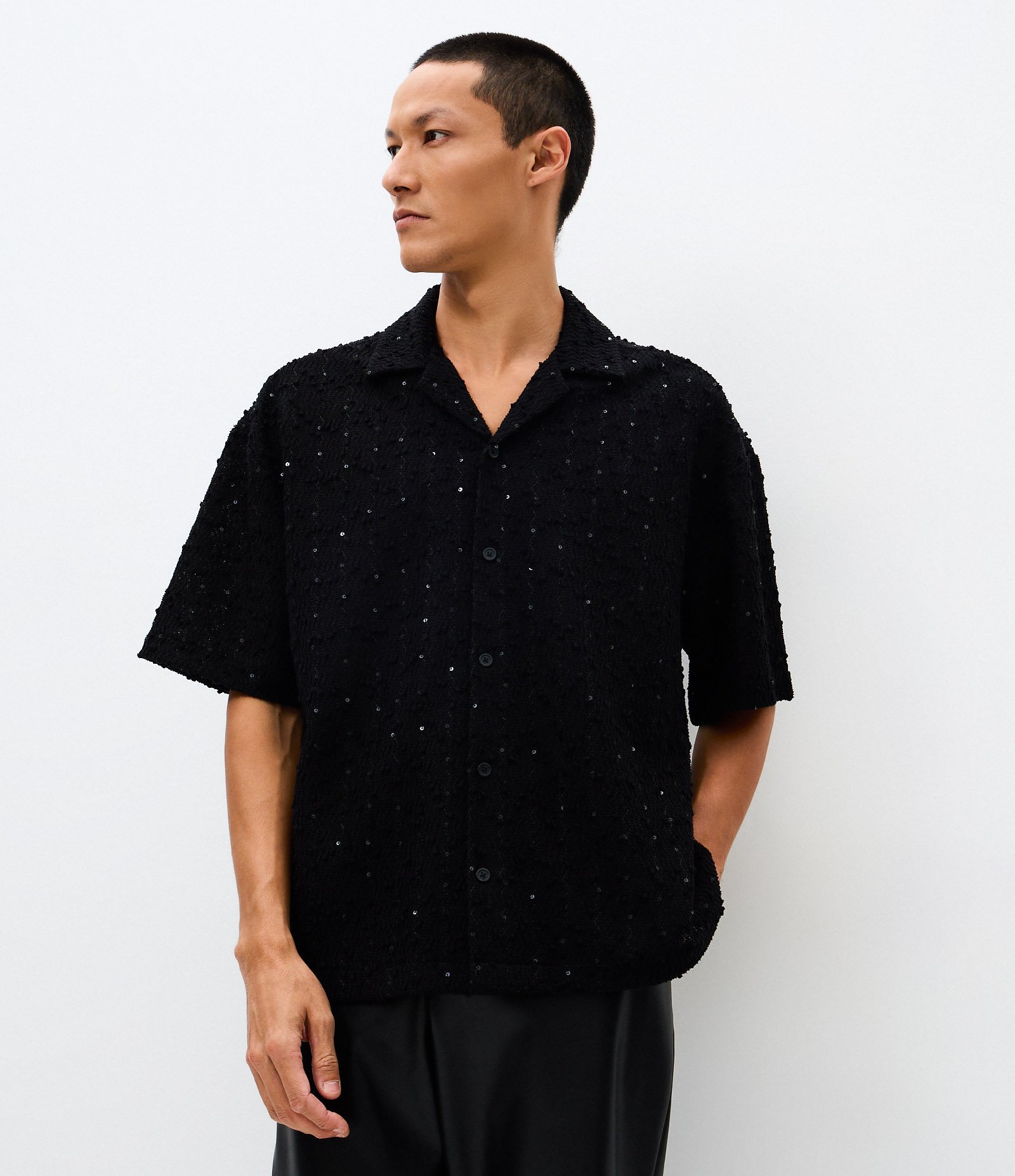 Camisa Boxy Texturizada em Paetê com Gola Gowling Preto 4