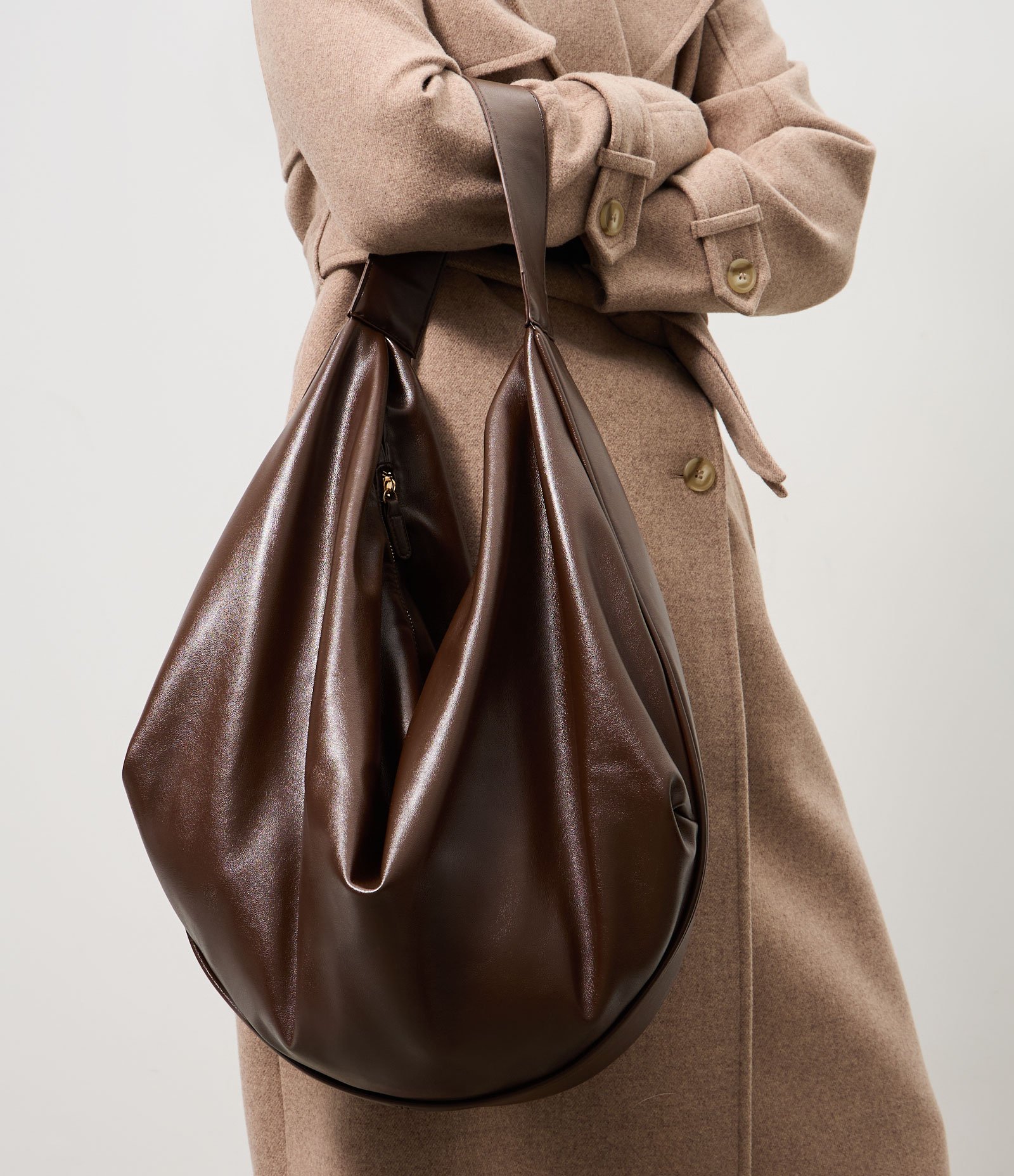 Bolsa Hobo Glossy Grande em PU com Alça Larga Marrom 9