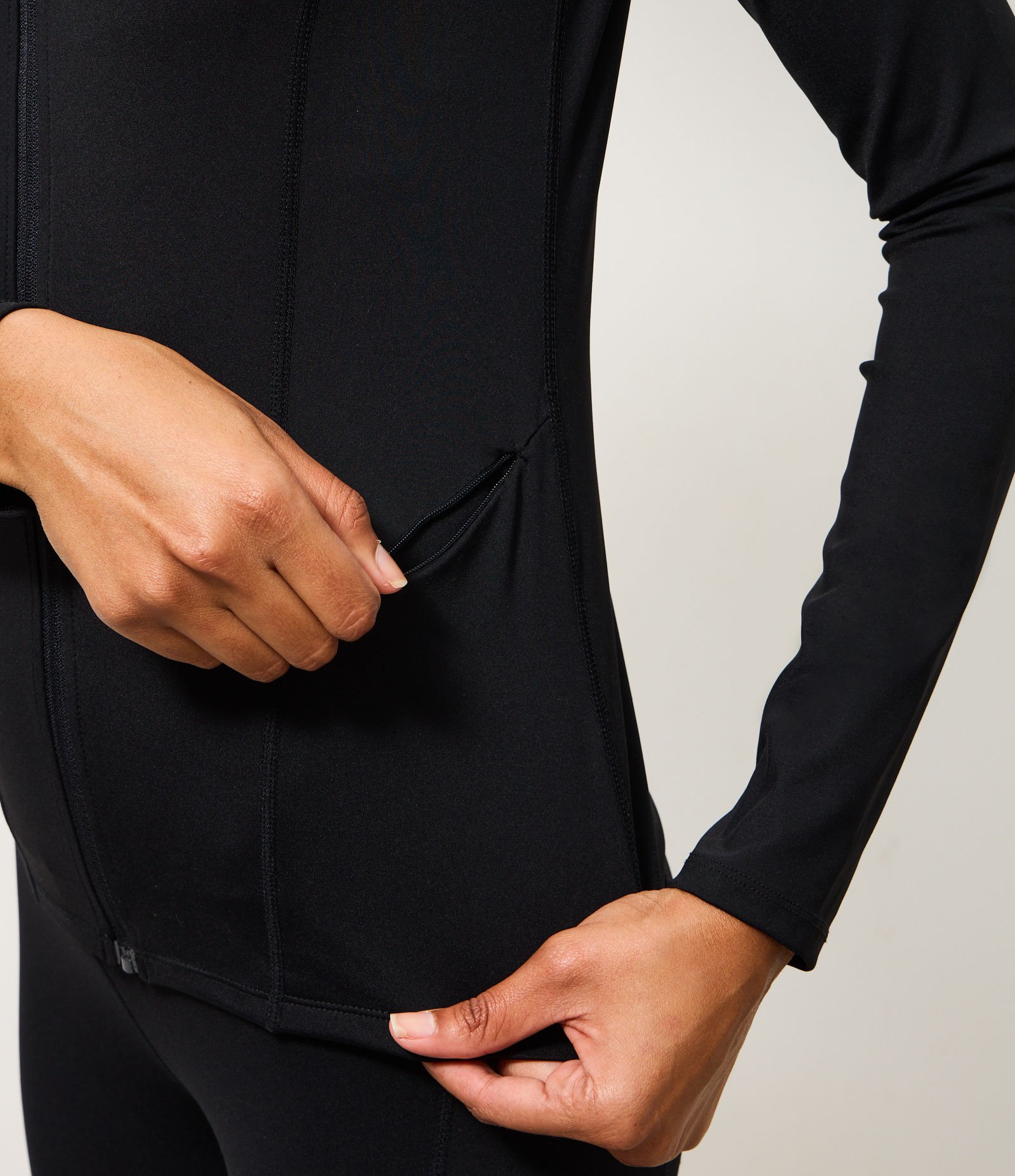 Jaqueta Esportiva Ajustada em Microfibra com Bolso Preto 5