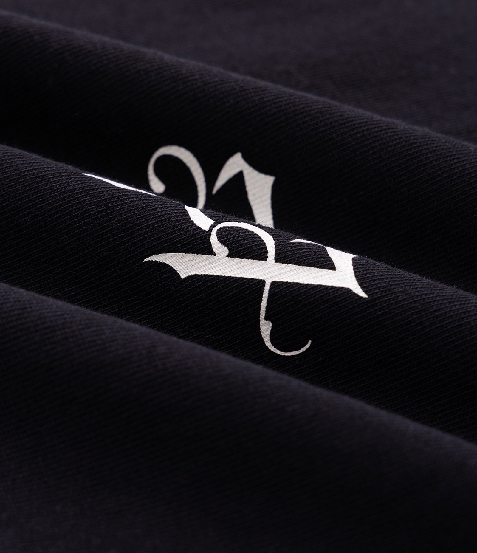 Camiseta Boxy Estrelas Bordadas na Gola Preto 6