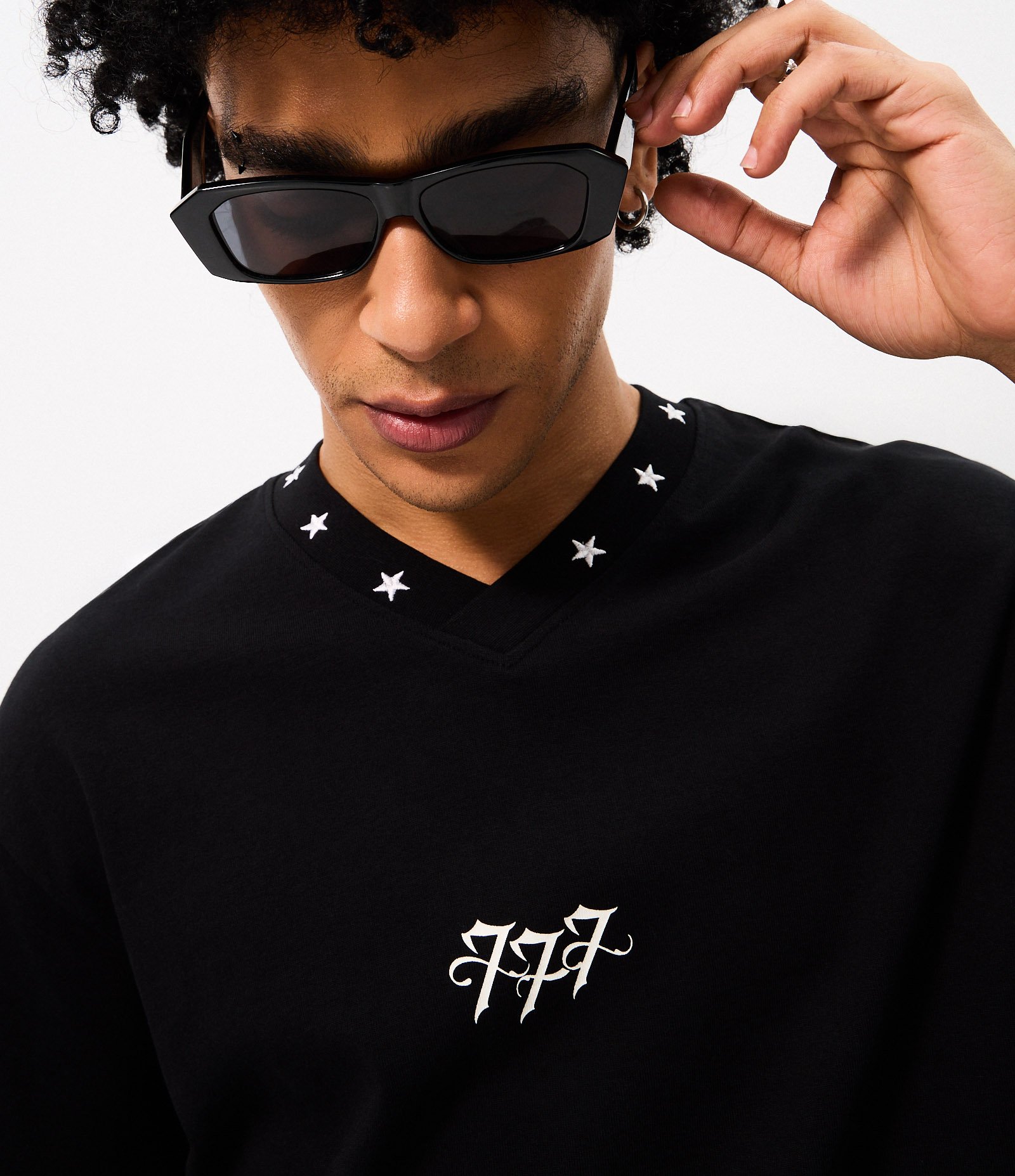 Camiseta Boxy Estrelas Bordadas na Gola Preto 1