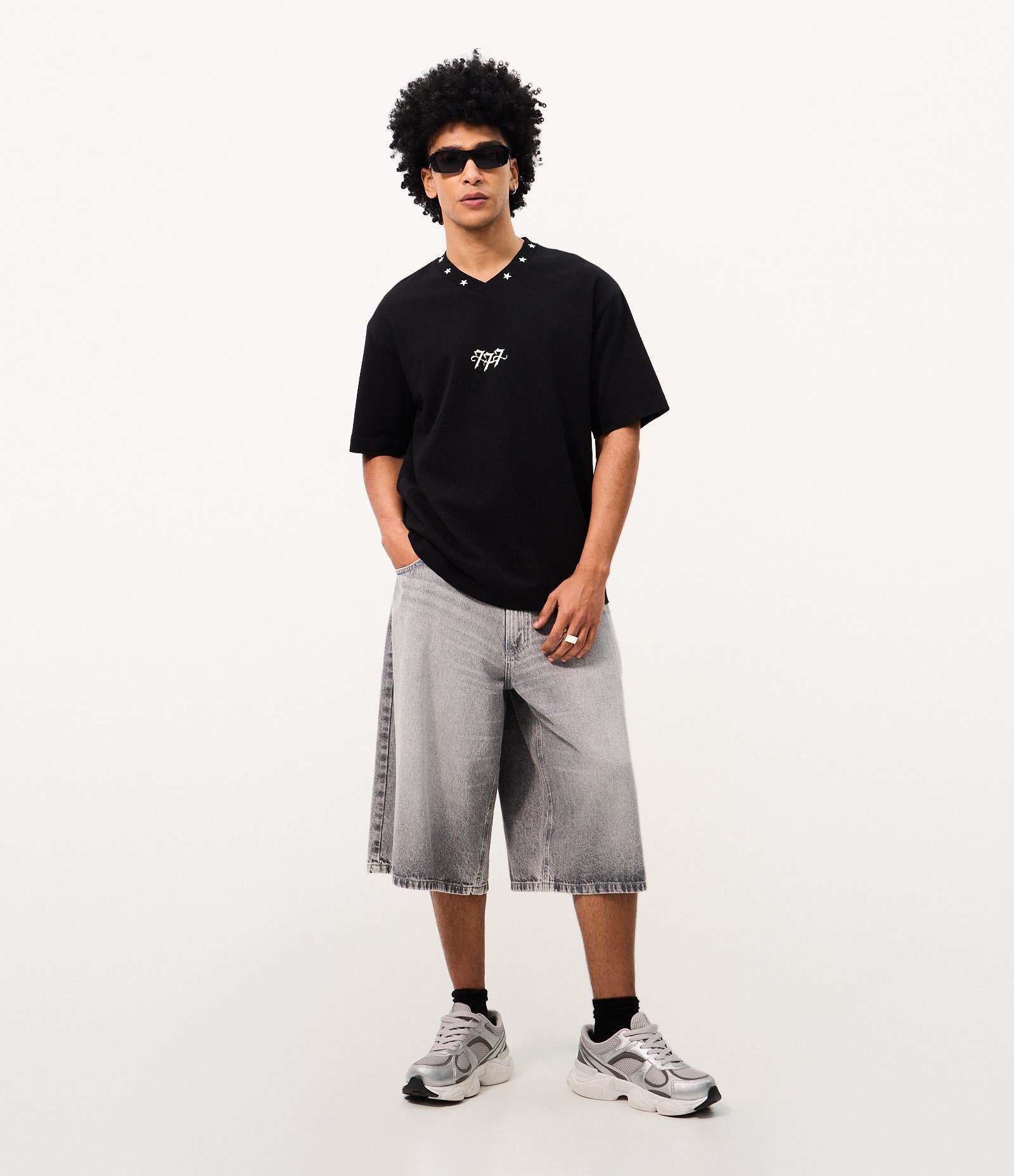 Camiseta Boxy Estrelas Bordadas na Gola Preto 2