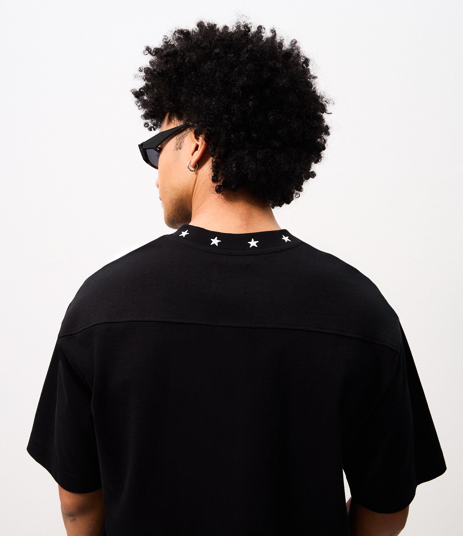 Camiseta Boxy Estrelas Bordadas na Gola Preto 3