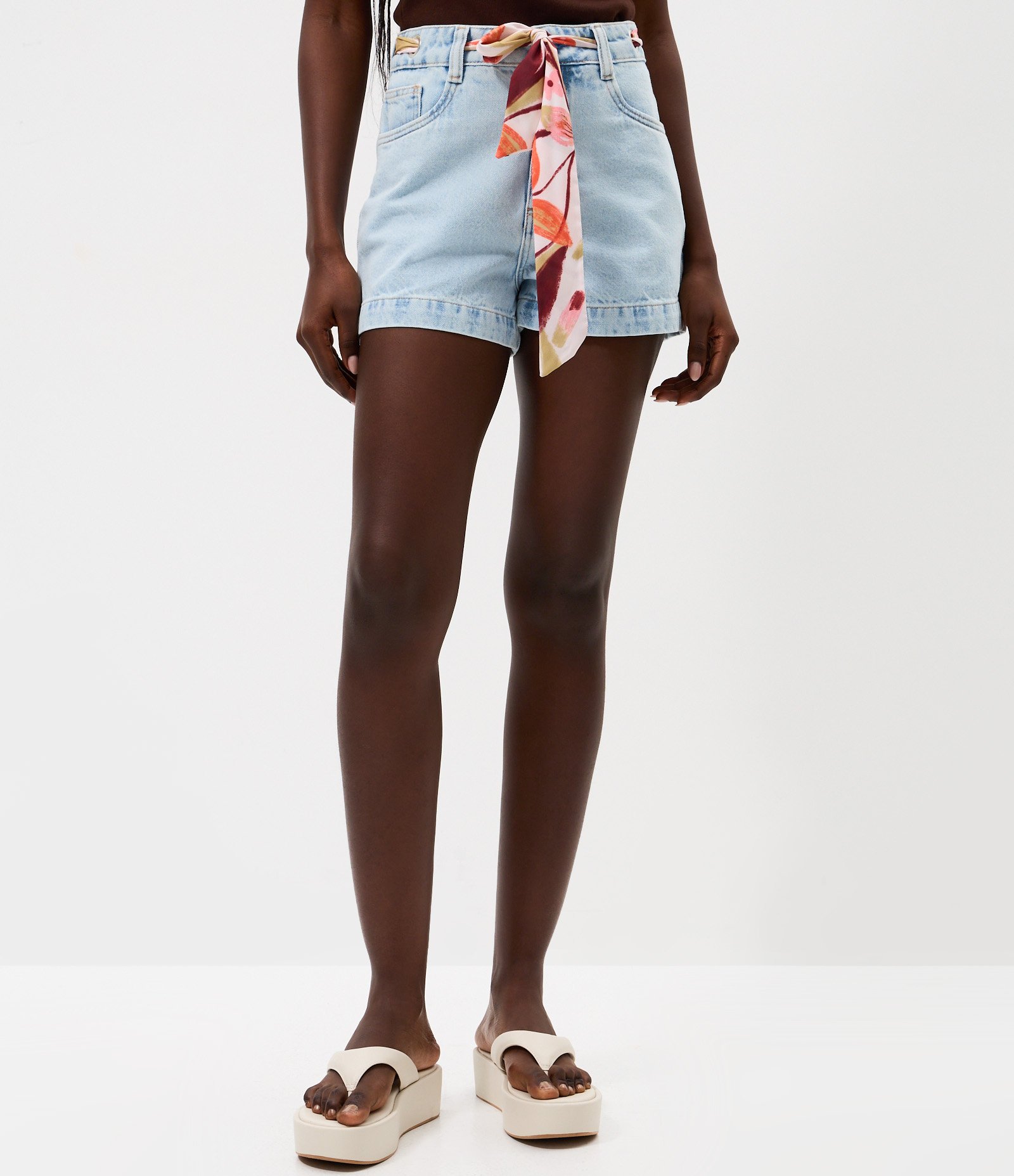 Short Slim em Jeans com Lencinho e Ilhós Metálicos Azul Claro 2