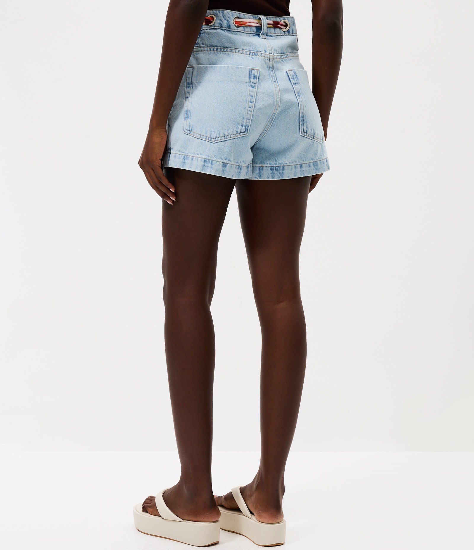 Short Slim em Jeans com Lencinho e Ilhós Metálicos Azul Claro 3