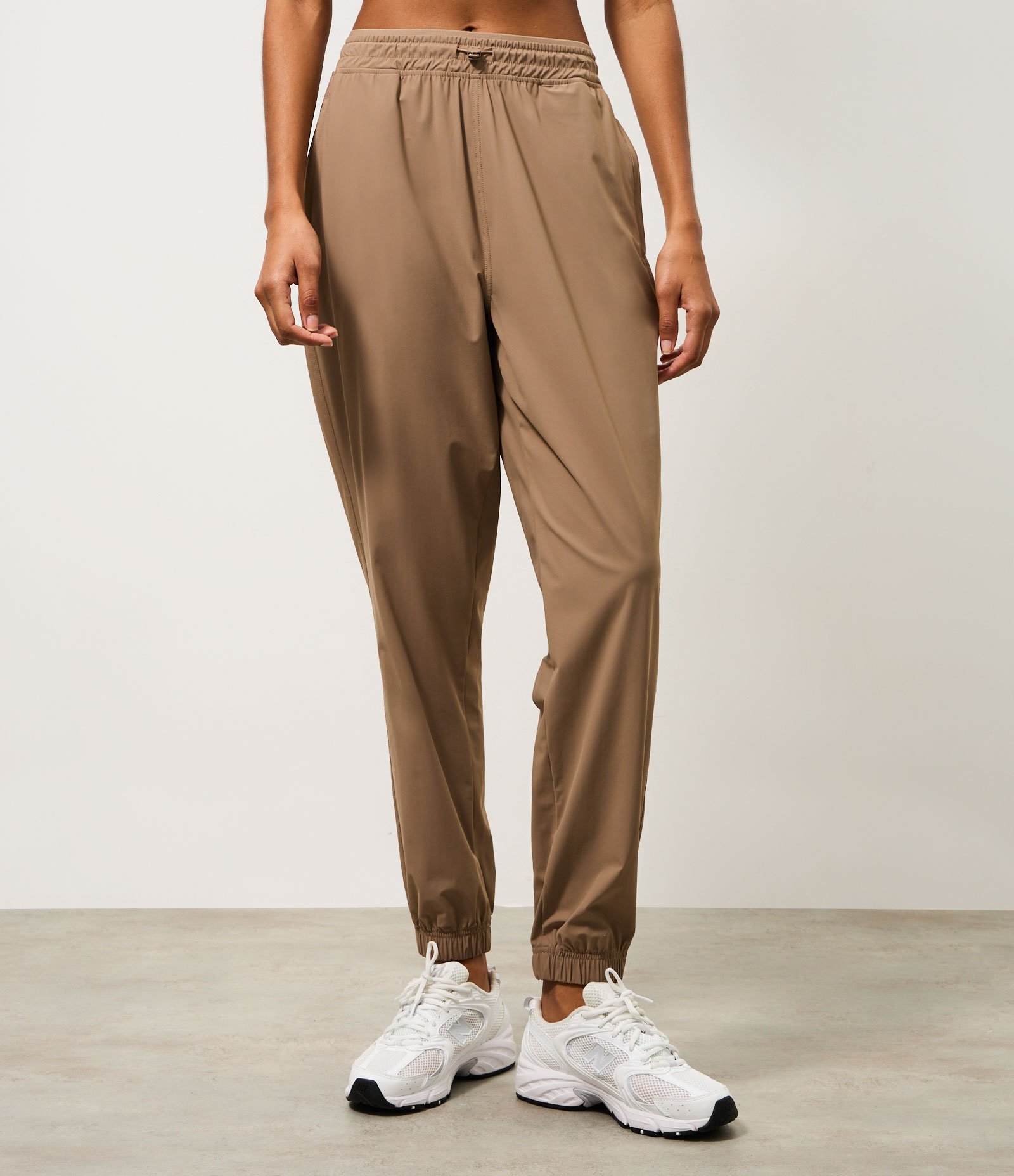 Calça Jogger Esportiva em Microfibra com Ajuste no Cós Marrom 2