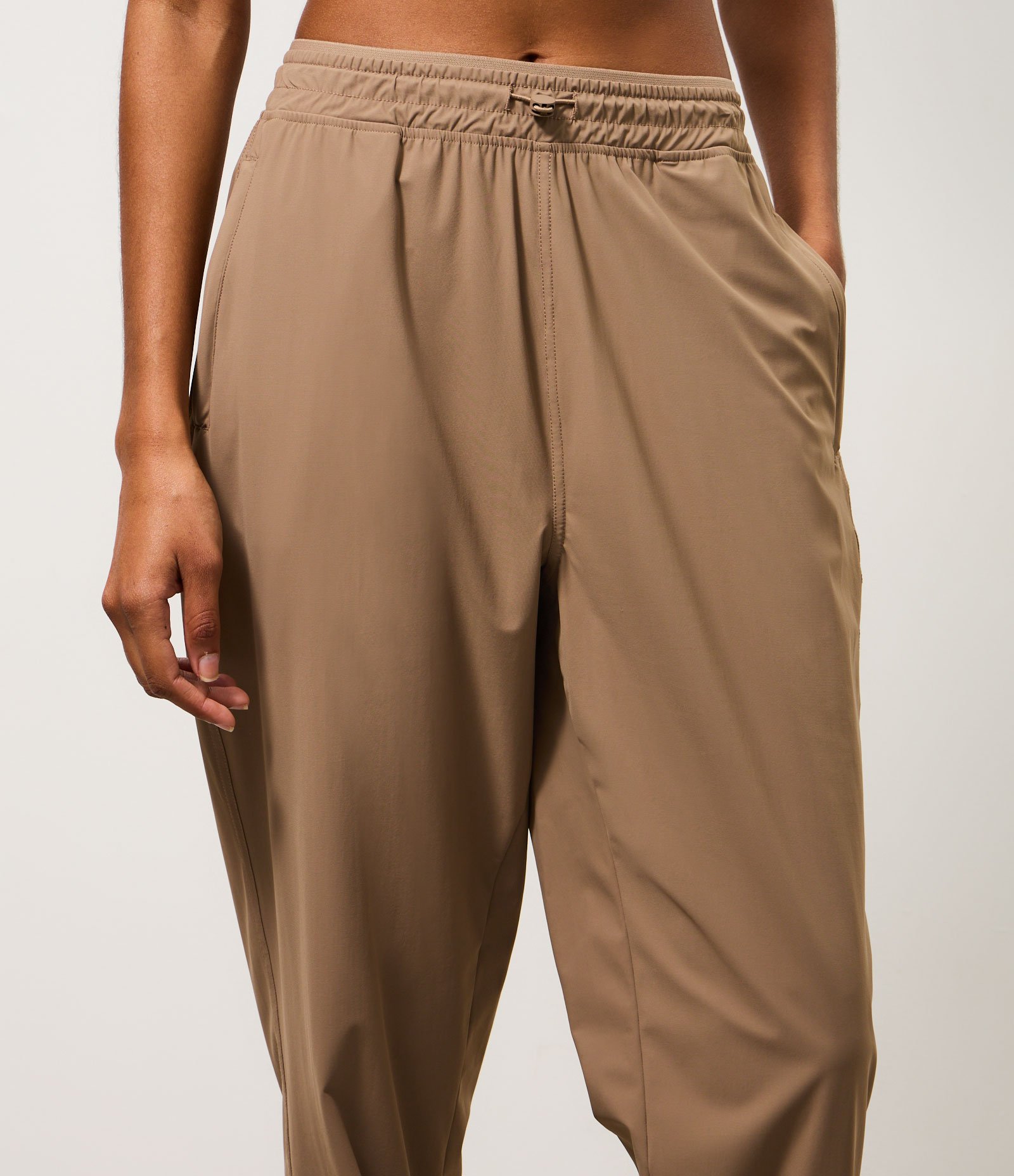 Calça Jogger Esportiva em Microfibra com Ajuste no Cós Marrom 3