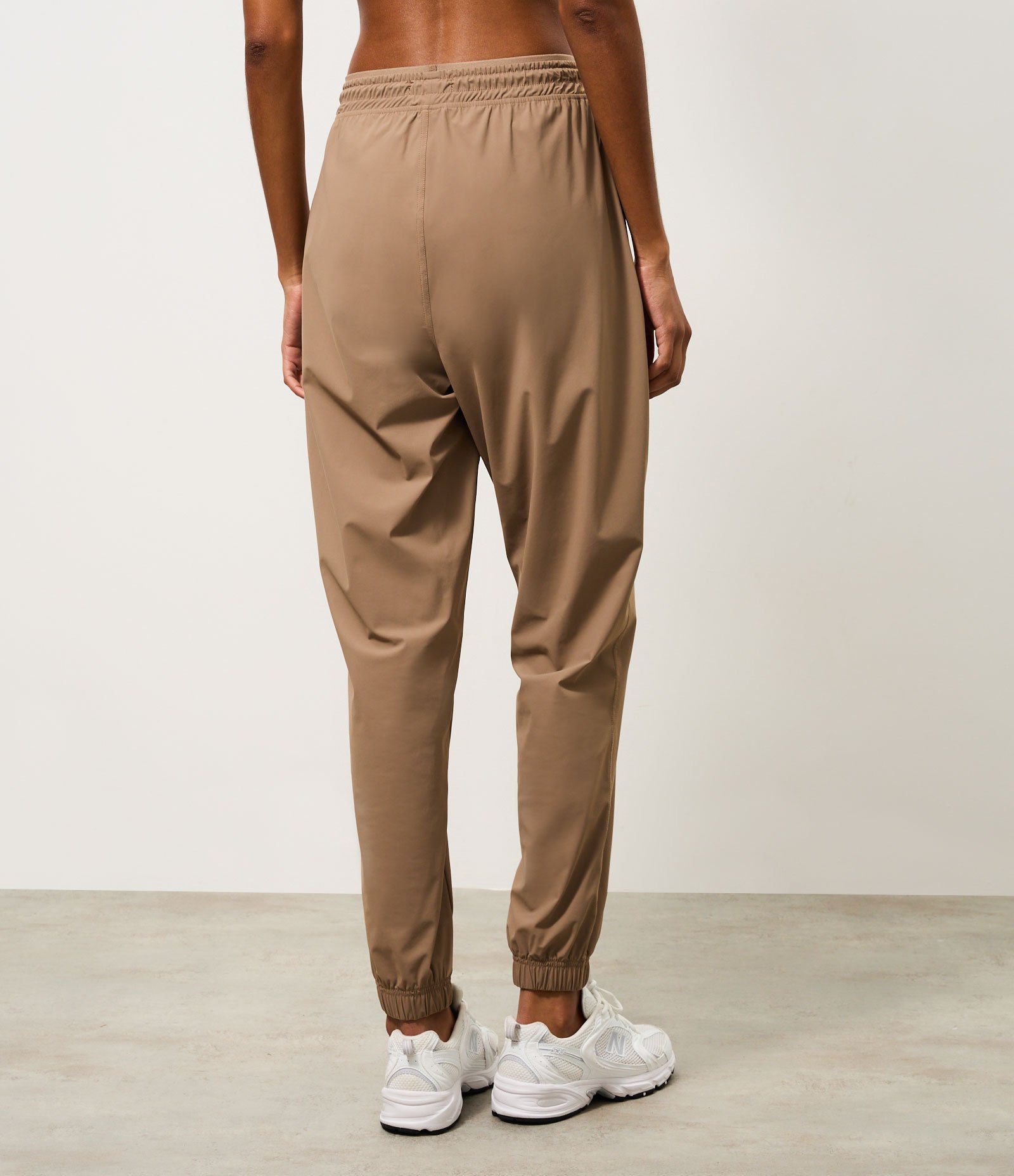Calça Jogger Esportiva em Microfibra com Ajuste no Cós Marrom 4