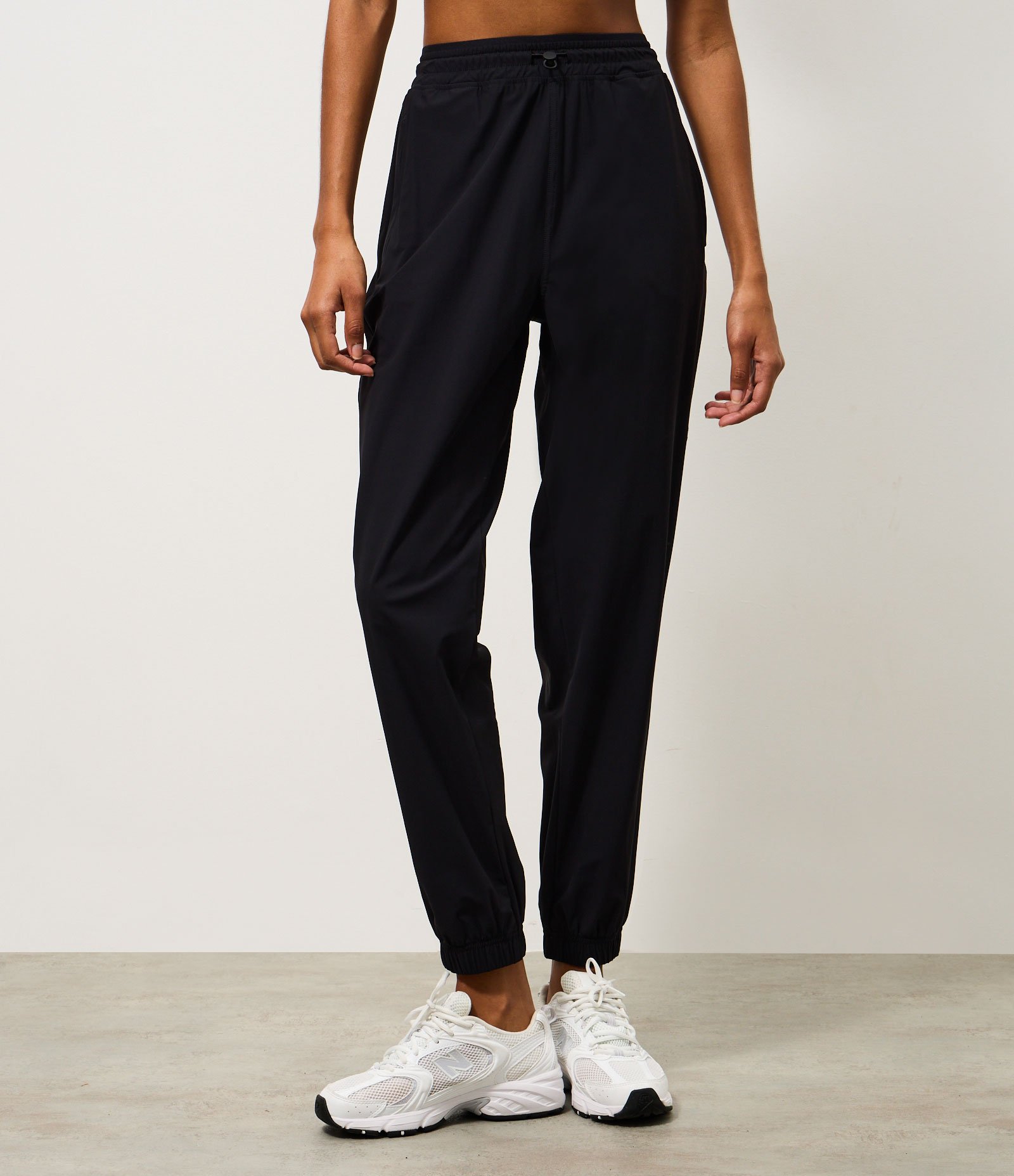Calça Jogger Esportiva em Microfibra com Ajuste no Cós Preto 2