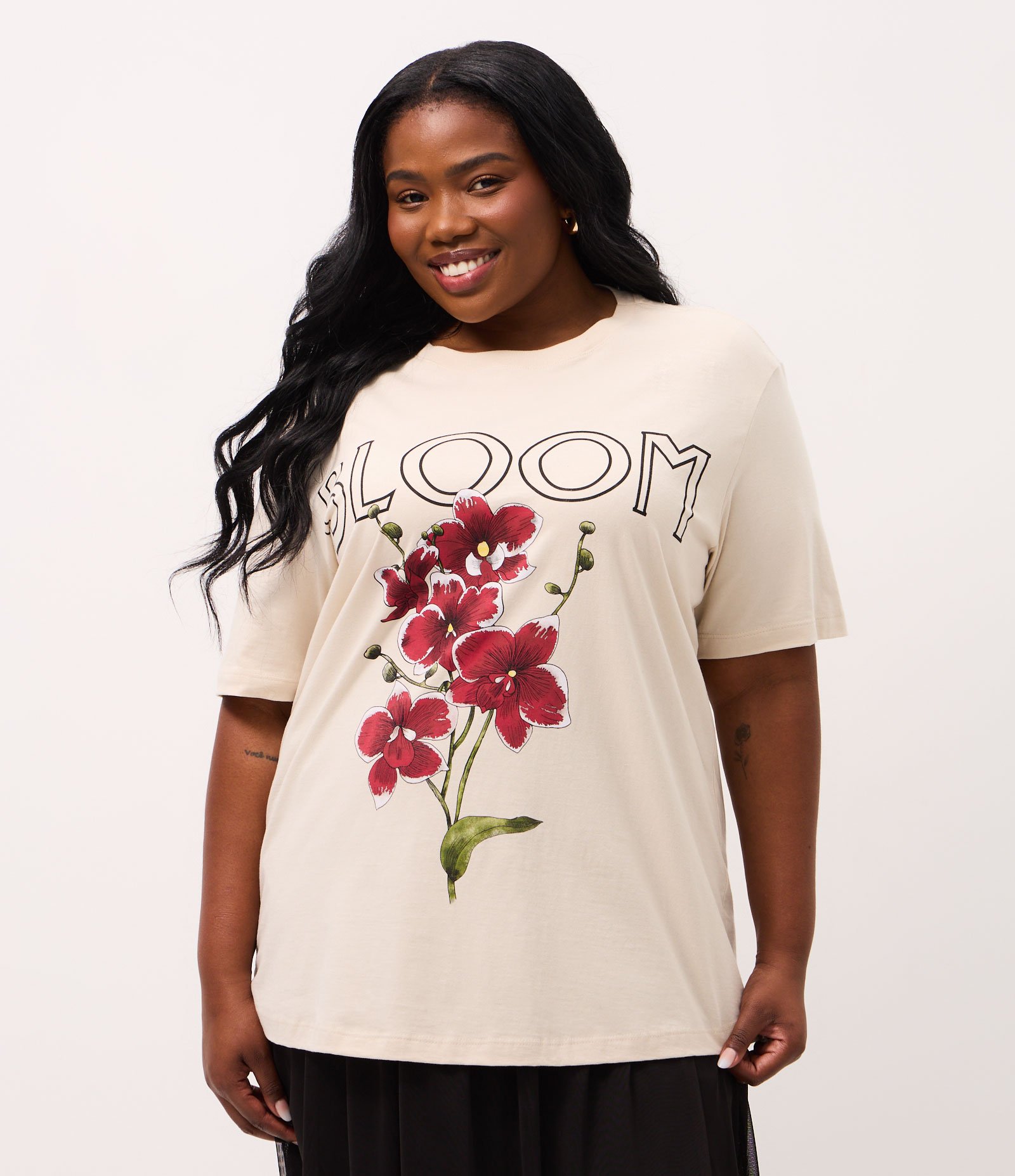 Camiseta Alongada em Meia Malha com Estampa Orquídea Curve & Plus Size Bege 1