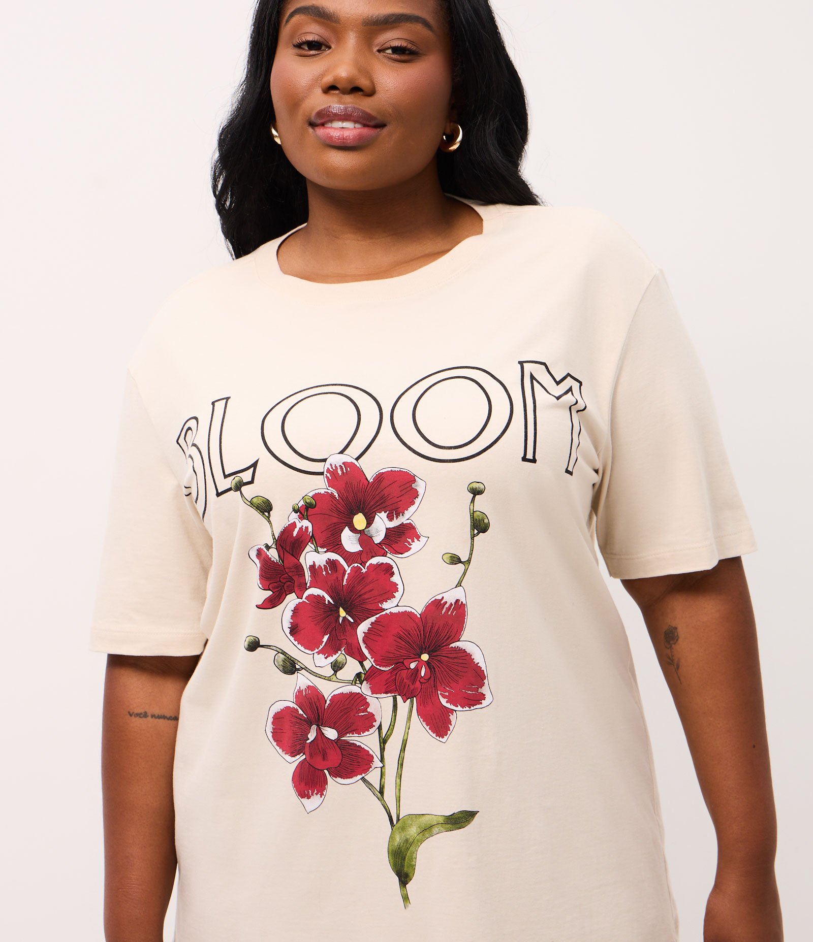 Camiseta Alongada em Meia Malha com Estampa Orquídea Curve & Plus Size Bege 3
