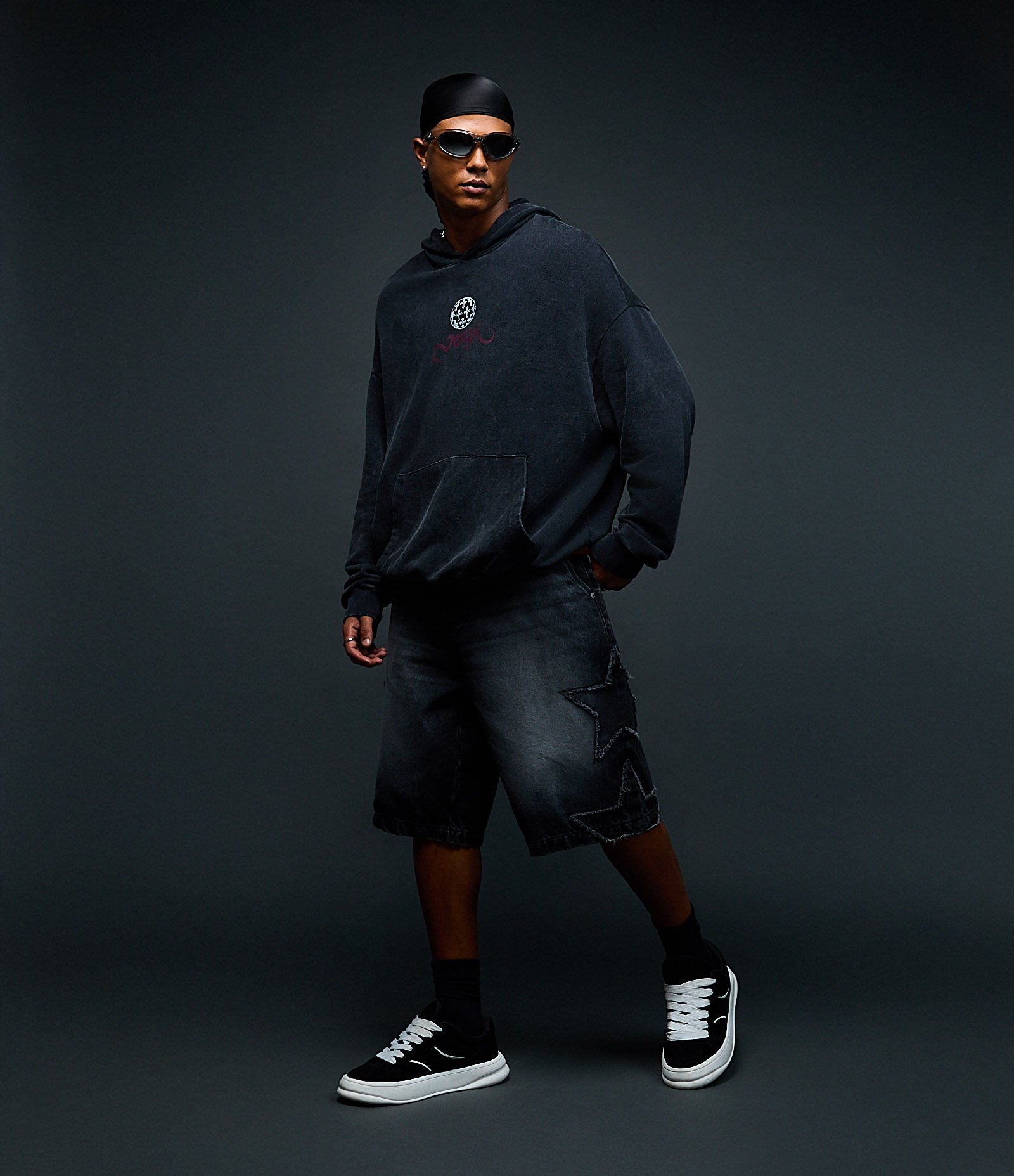 Moletom Boxy Canguru com Estampa Filho da Promessa Veigh Preto 2