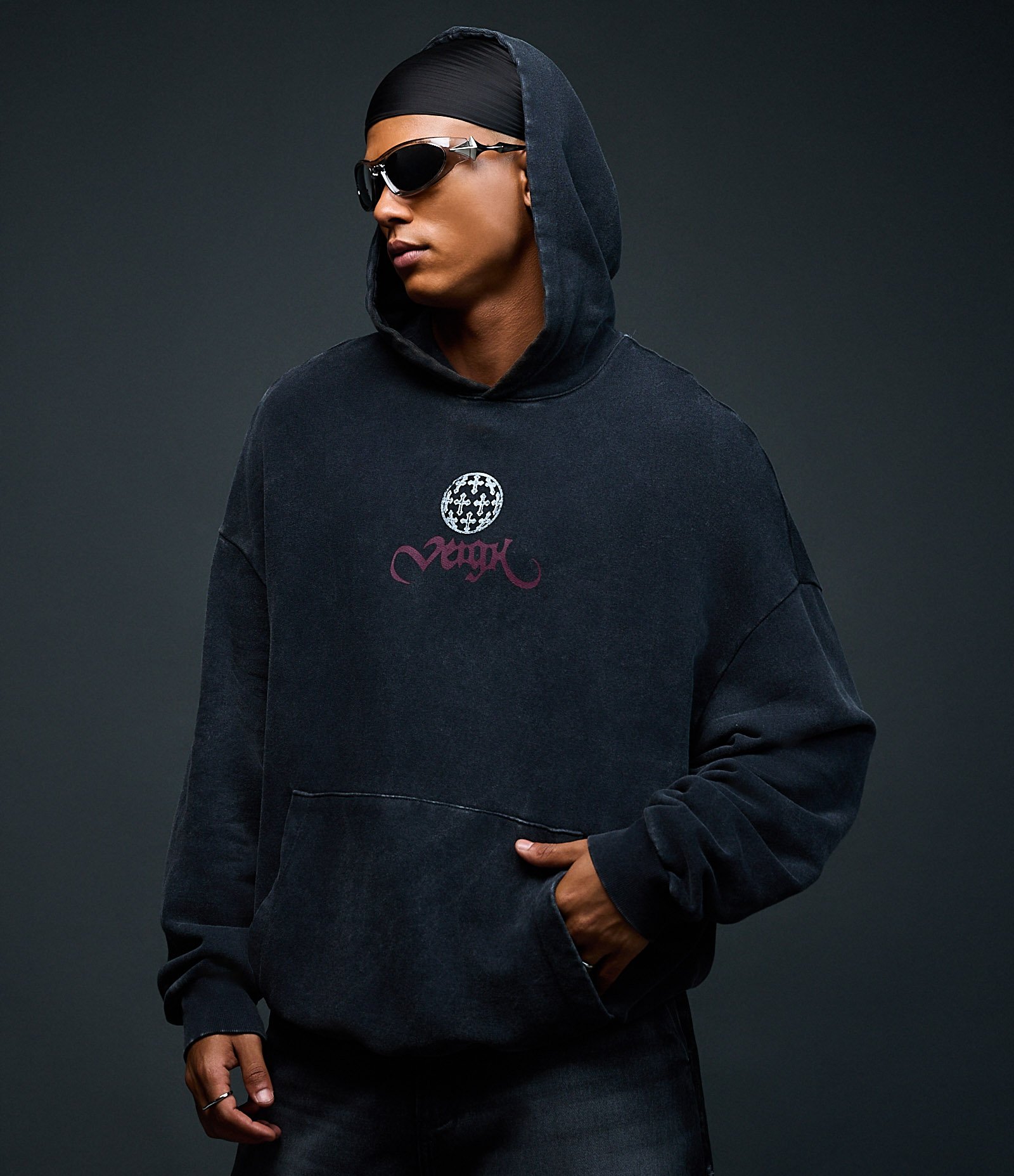 Moletom Boxy Canguru com Estampa Filho da Promessa Veigh Preto 7