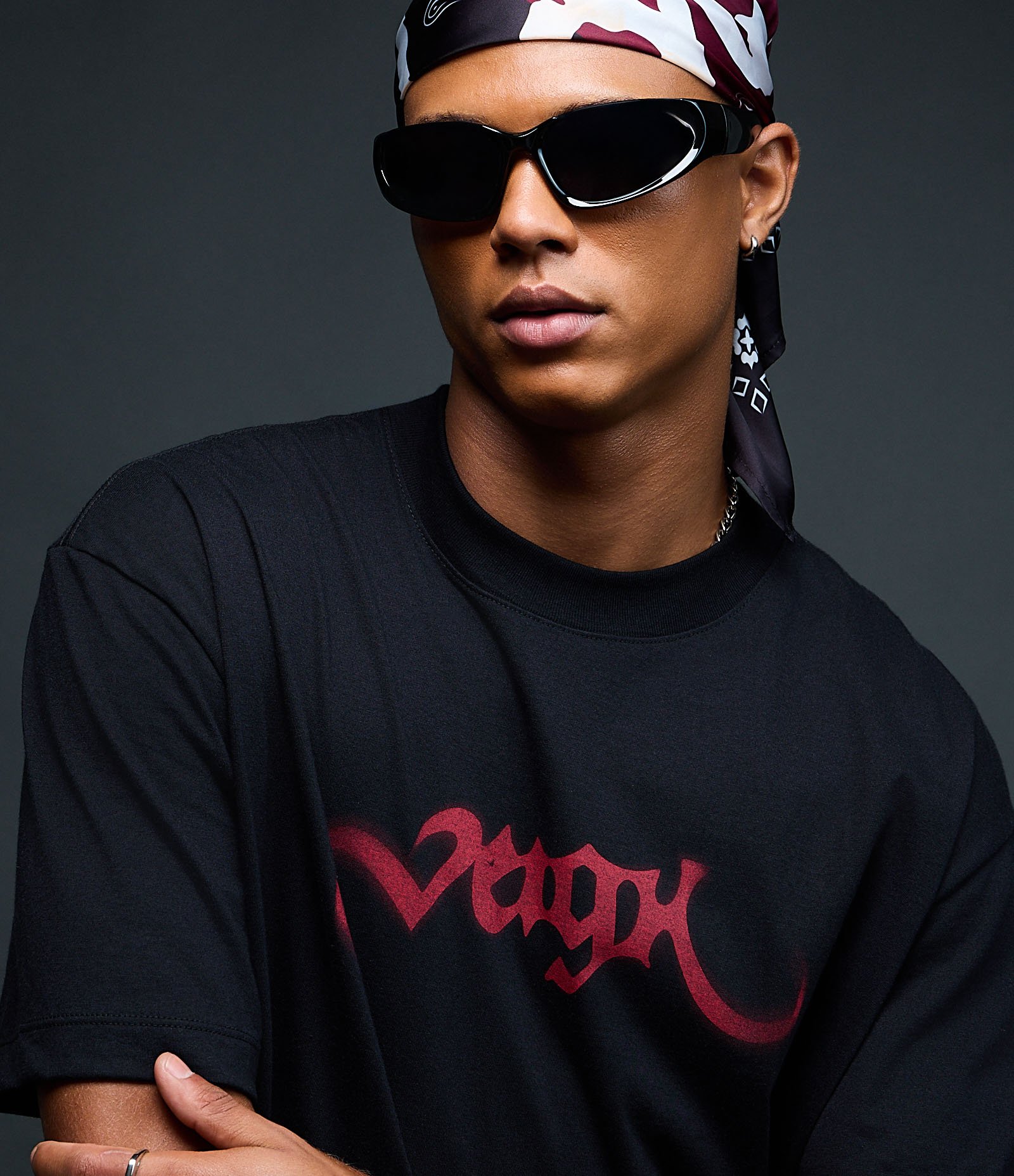 Camiseta Relaxed em Algodão com Estampa Veigh Preto 7