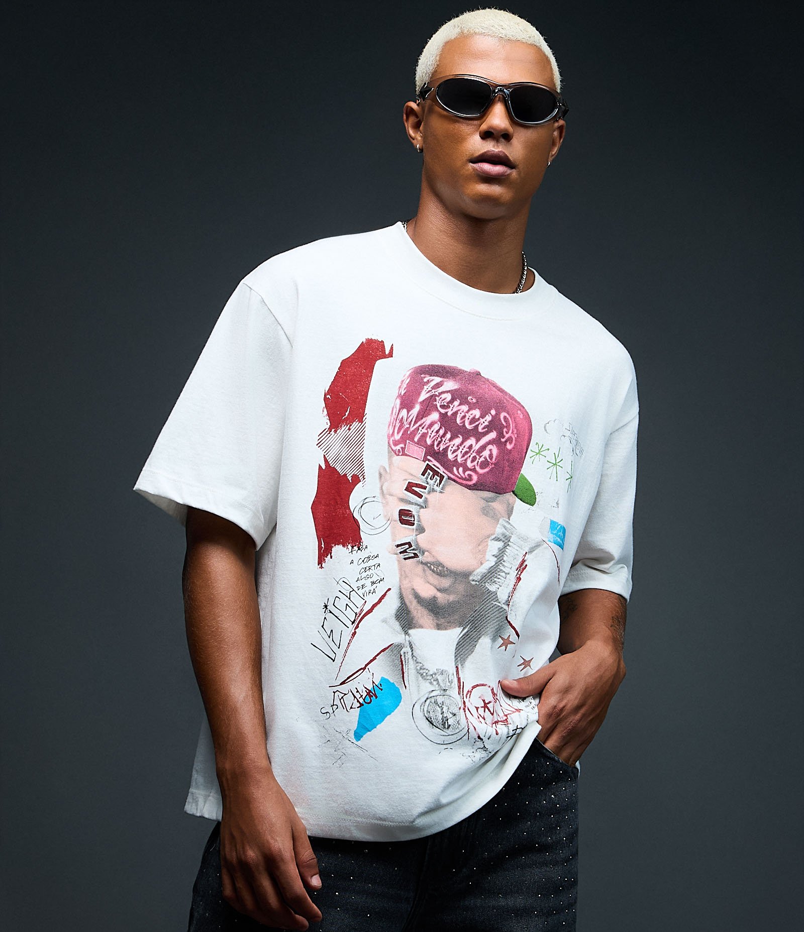 Camiseta Boxy em Algodão com Estampa Veigh e Medalhão Branco 8