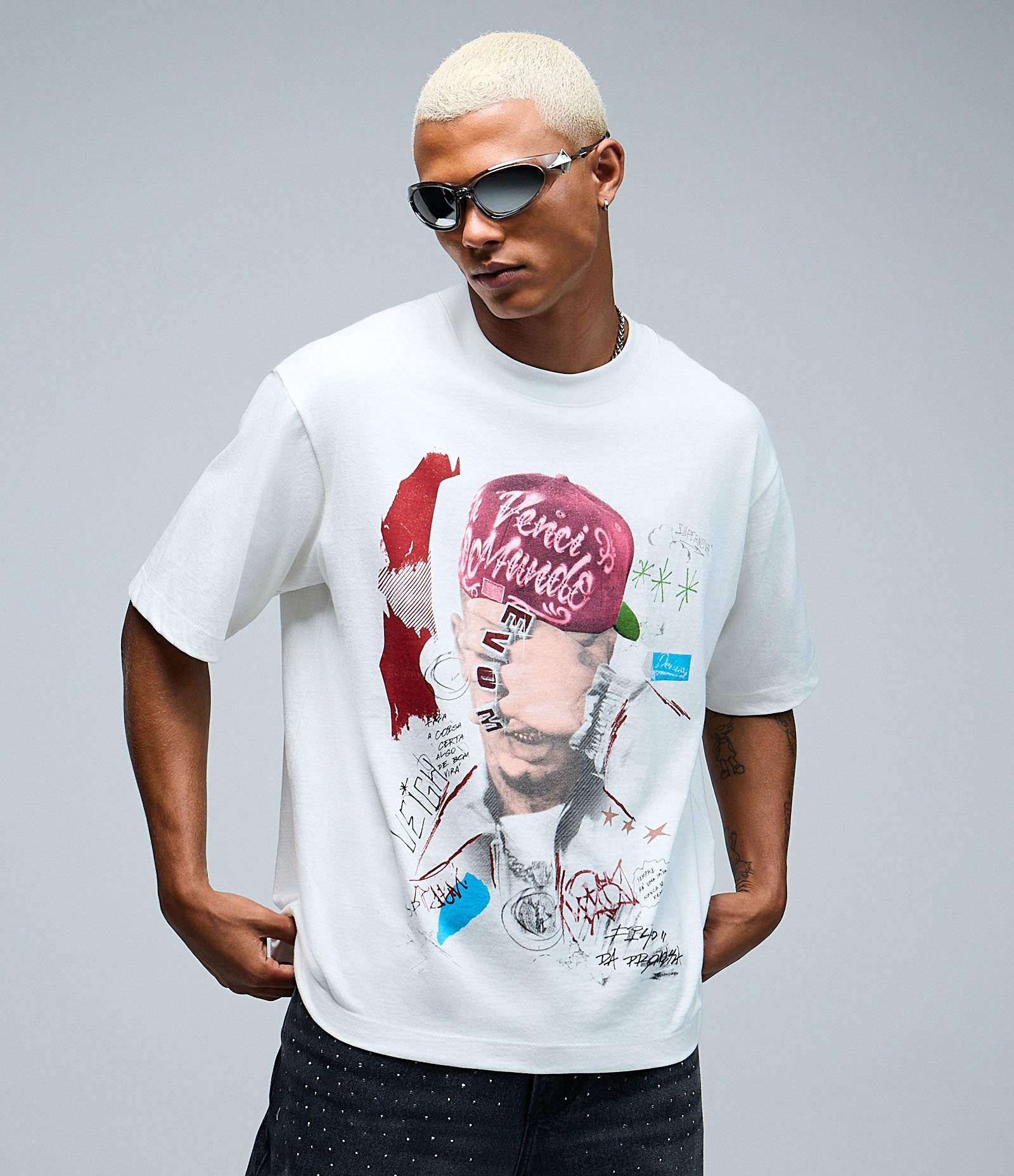 Camiseta Boxy em Algodão com Estampa Veigh e Medalhão Branco 1