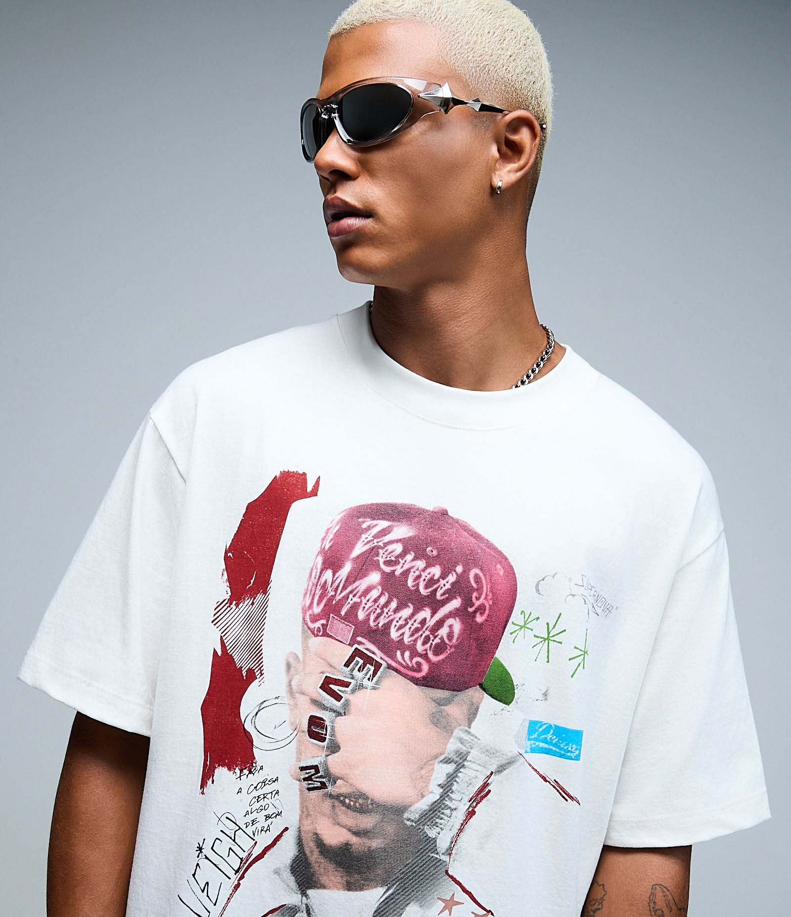 Camiseta Boxy em Algodão com Estampa Veigh e Medalhão Branco 3