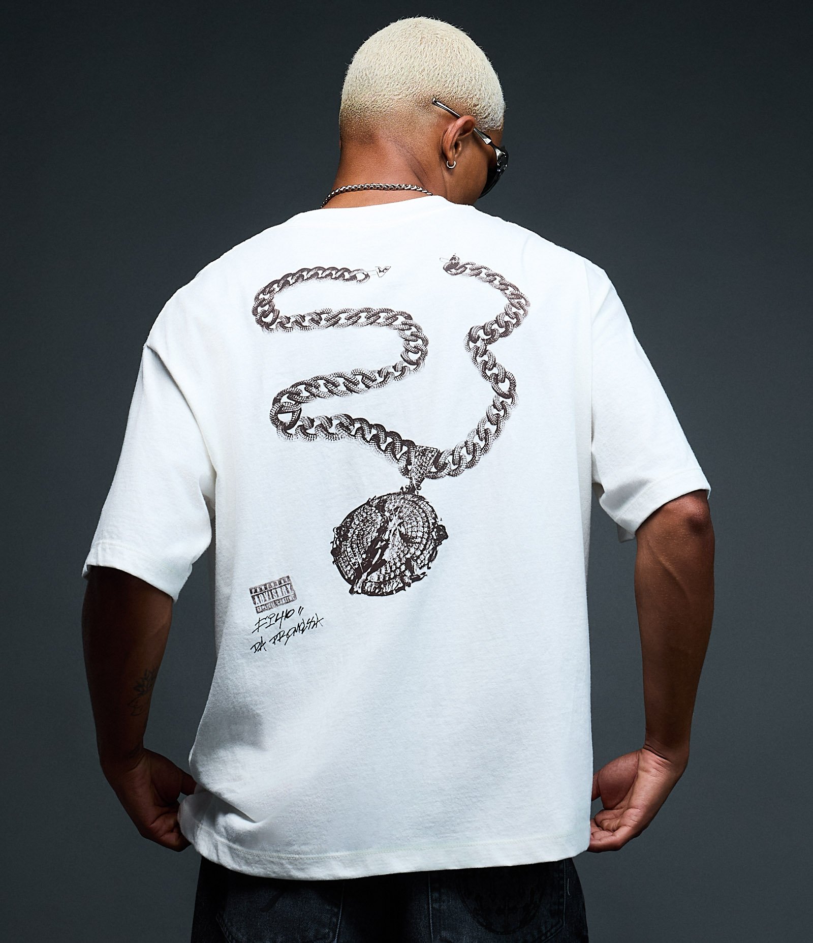 Camiseta Boxy em Algodão com Estampa Veigh e Medalhão Branco 4