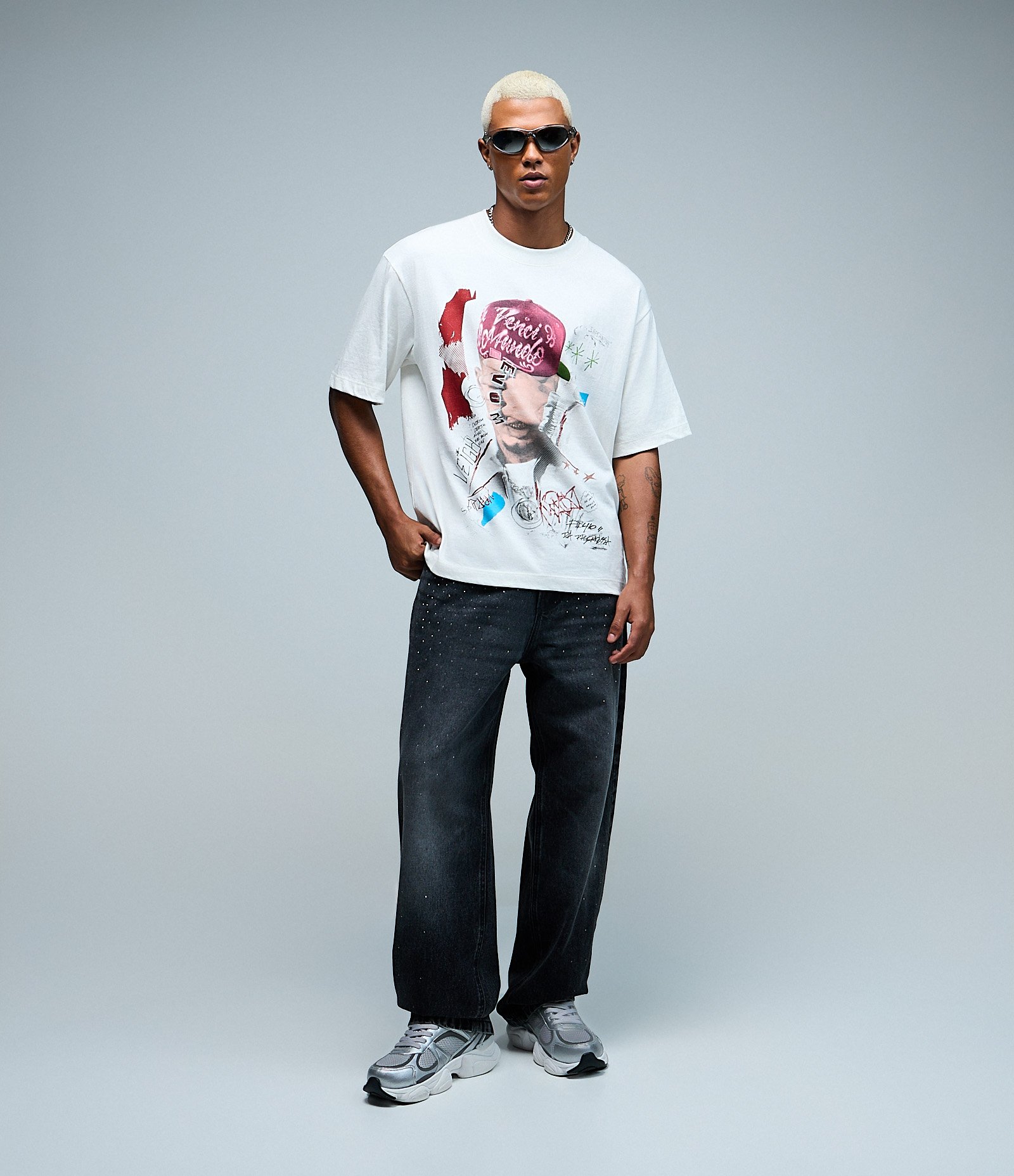 Camiseta Boxy em Algodão com Estampa Veigh e Medalhão Branco 5