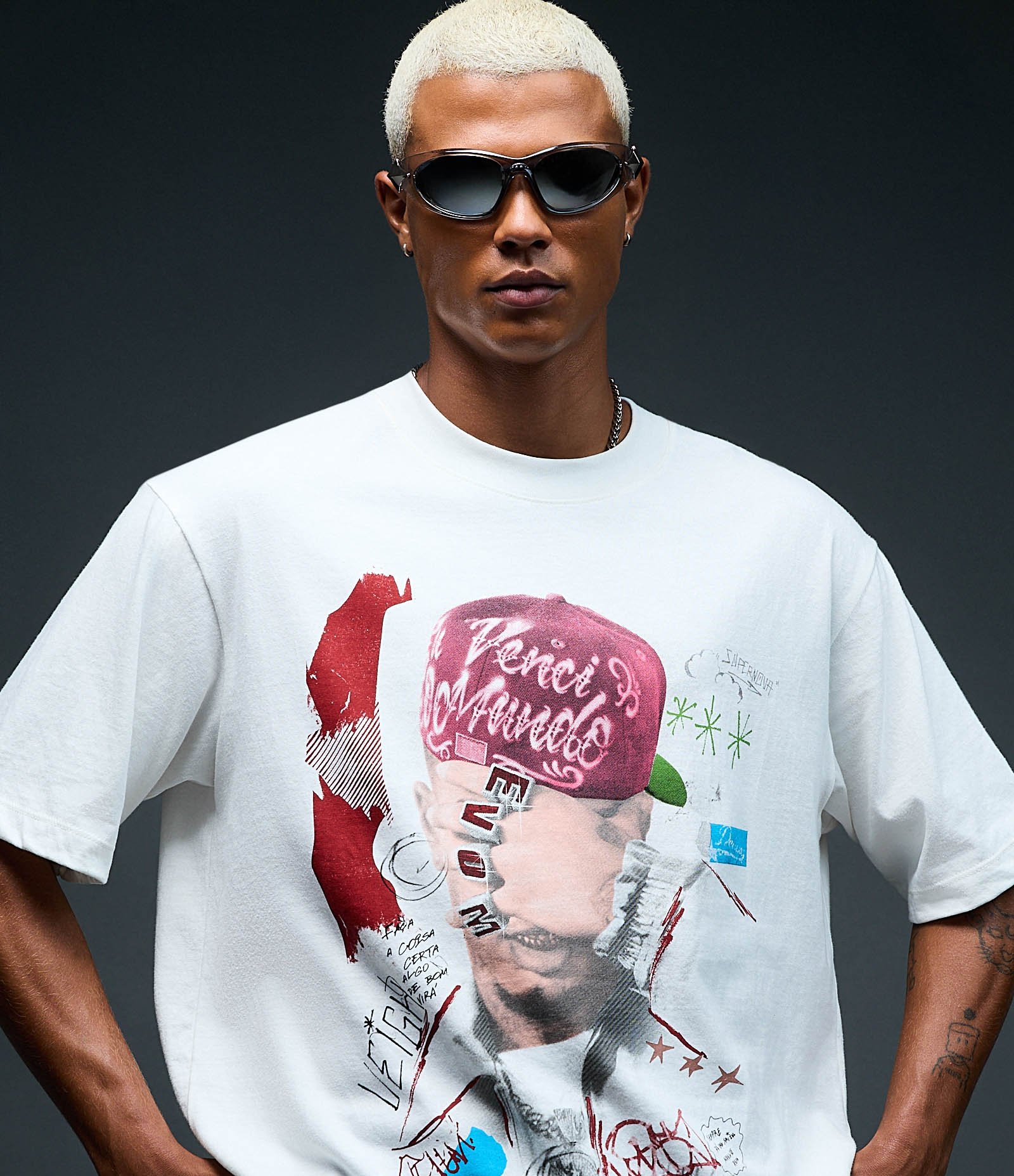 Camiseta Boxy em Algodão com Estampa Veigh e Medalhão Branco 6