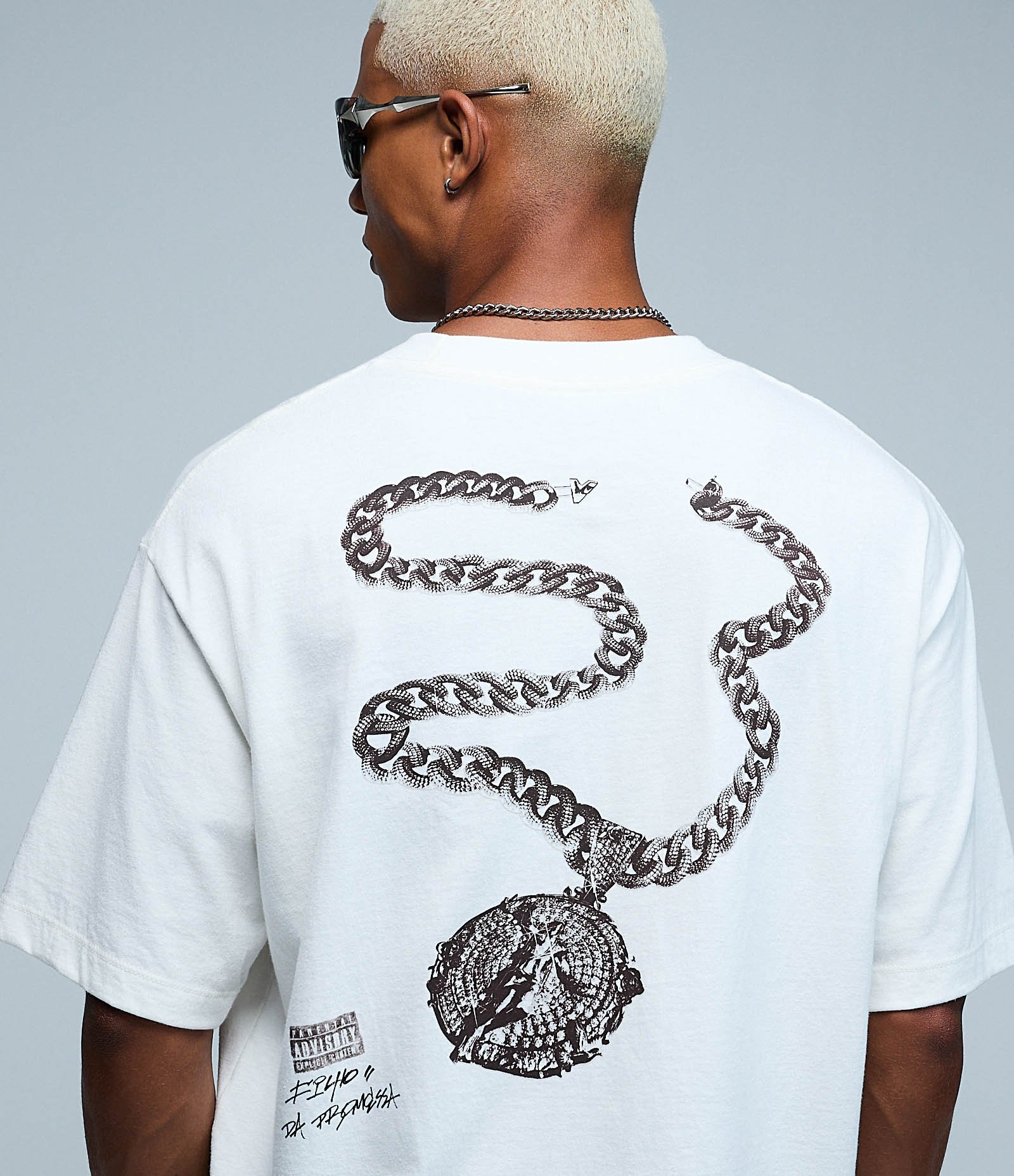 Camiseta Boxy em Algodão com Estampa Veigh e Medalhão Branco 7