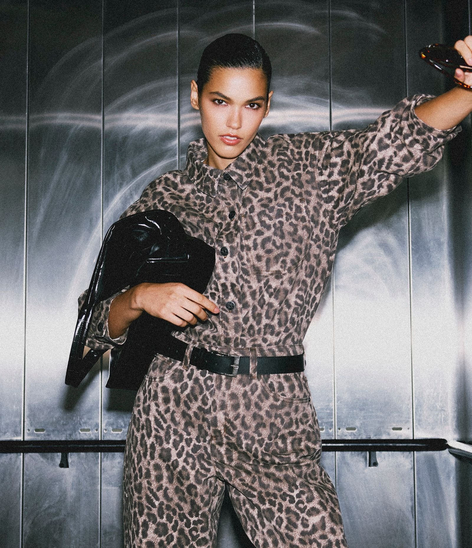 Camisa Oversized em Jeans com Estampa Animal Print Marrom 1