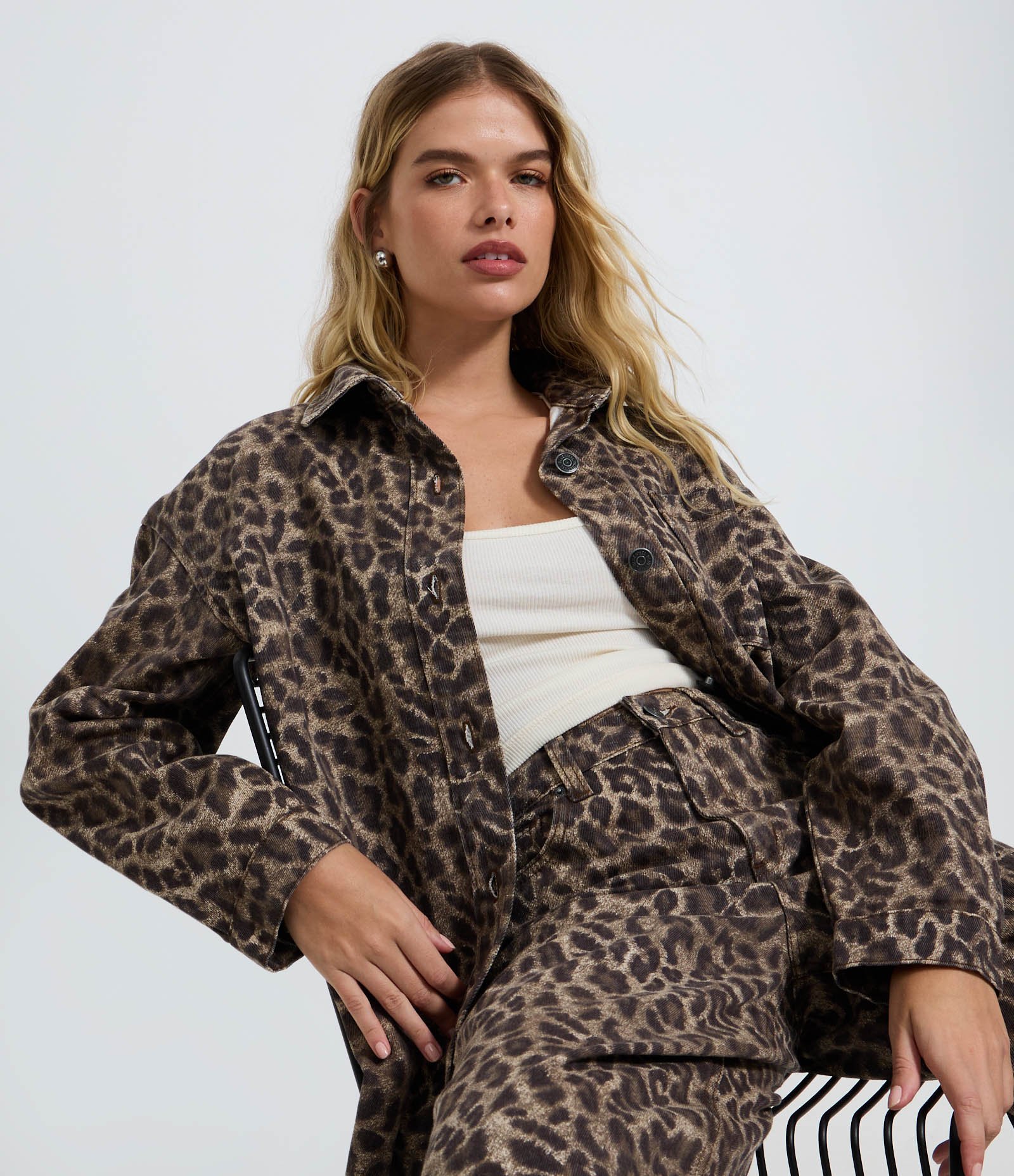 Camisa Oversized em Jeans com Estampa Animal Print Marrom 2