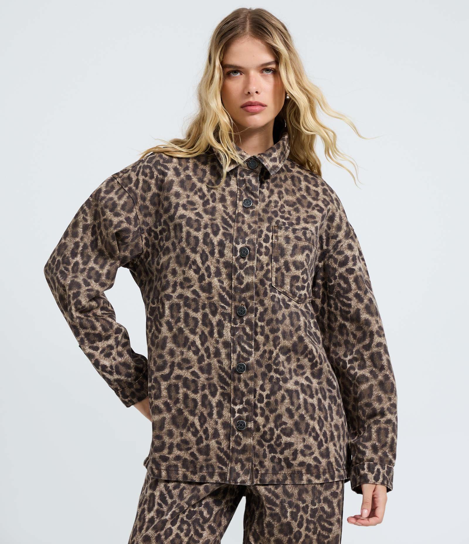 Camisa Oversized em Jeans com Estampa Animal Print Marrom 4