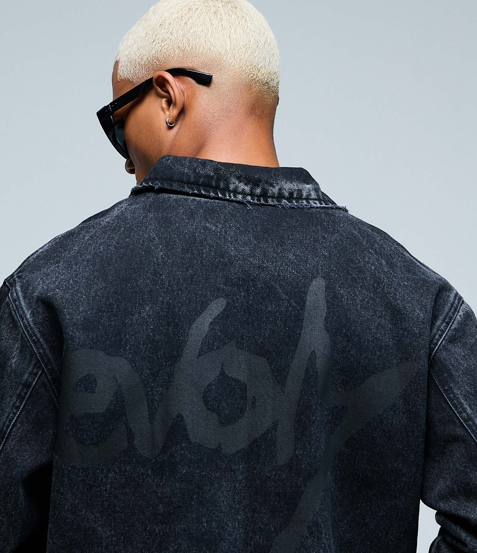 Jaqueta Boxy Denim Jeans com Estampa EVOM Veigh Preto 4